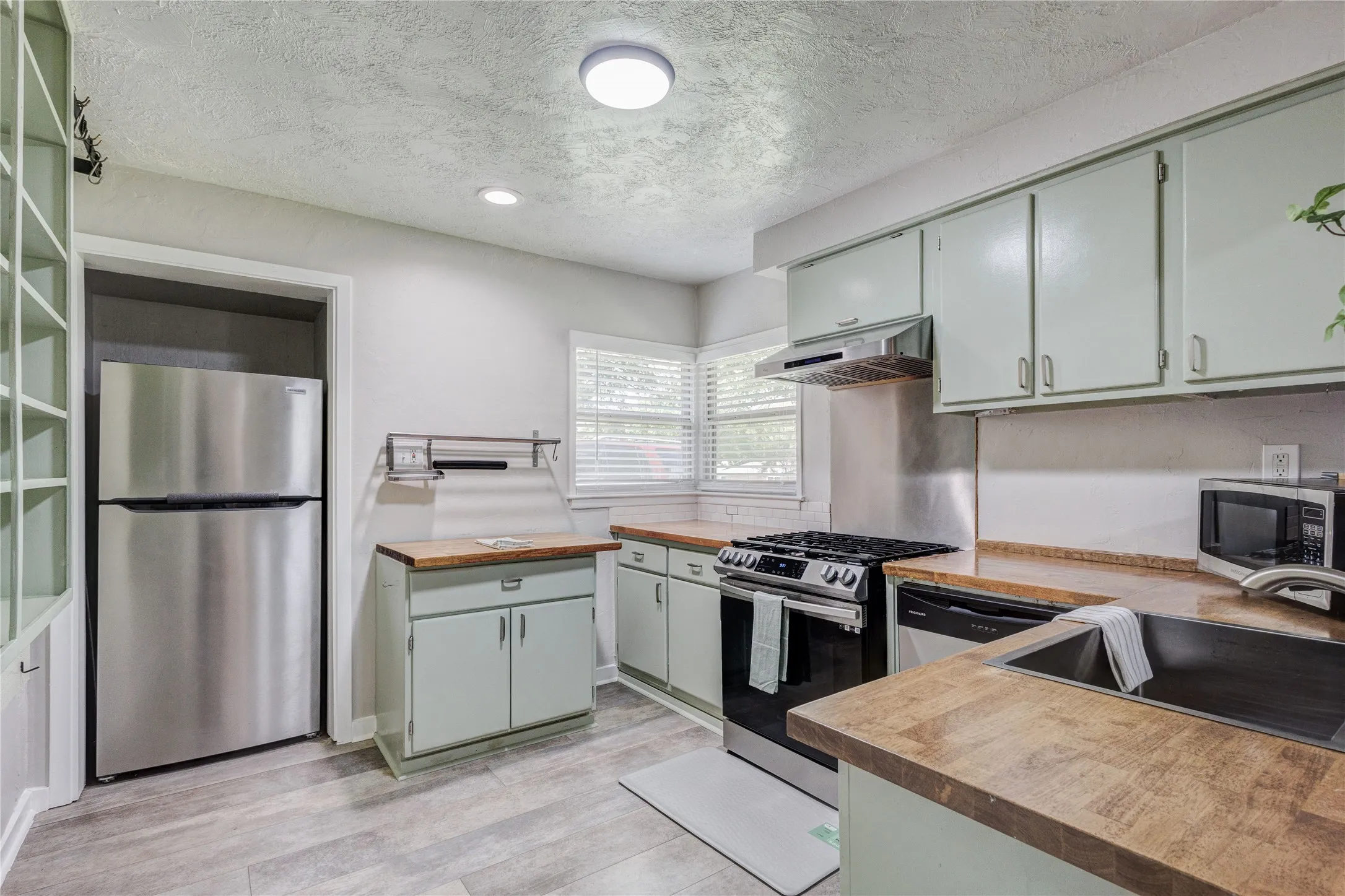 Single Family Residence For Sale in Tarrant County , 4745 Melita Avenue, Fort Worth, Texas 76133, 4 Bedroom, 1 Bathroom, Garage spaces, 1,276 Sqft, built in 1951, mls#21333485, Real Estate Agent in Fort Worth, Homes For Sale in Tarrant county, Homes For Sale in Fort Worth, Realtor in Fort Worth Texas, Real Estate Brokerage Independent Realty Texas, Luminita Cordes Realtor