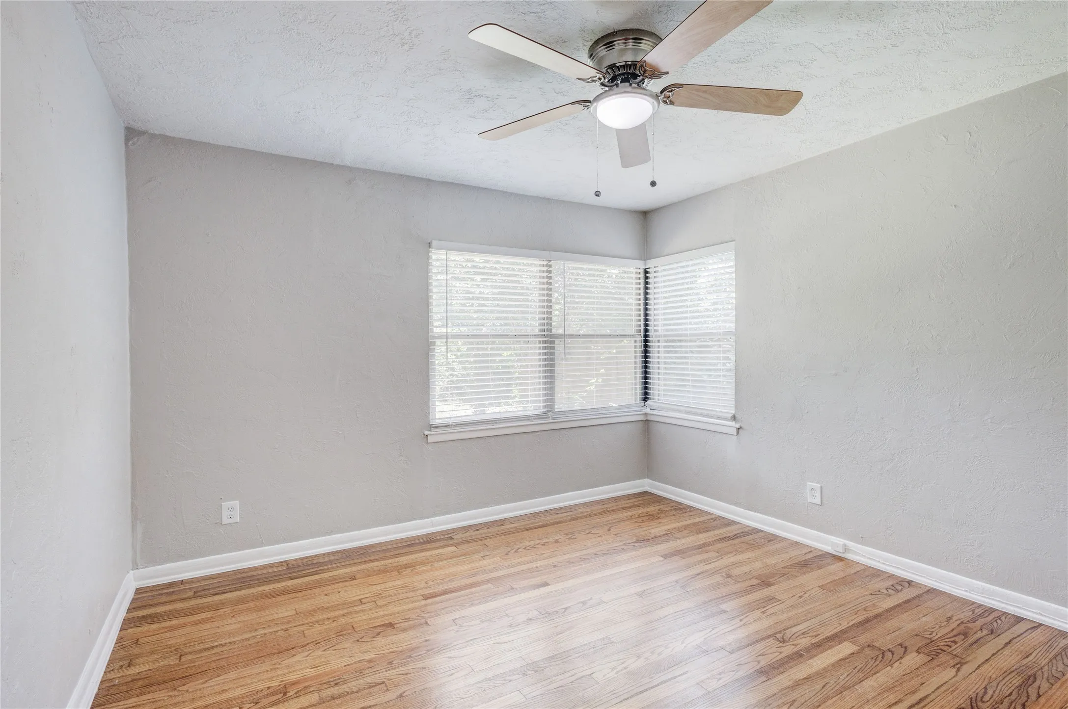 Single Family Residence For Sale in Tarrant County , 4745 Melita Avenue, Fort Worth, Texas 76133, 4 Bedroom, 1 Bathroom, Garage spaces, 1,276 Sqft, built in 1951, mls#21333485, Real Estate Agent in Fort Worth, Homes For Sale in Tarrant county, Homes For Sale in Fort Worth, Realtor in Fort Worth Texas, Real Estate Brokerage Independent Realty Texas, Luminita Cordes Realtor