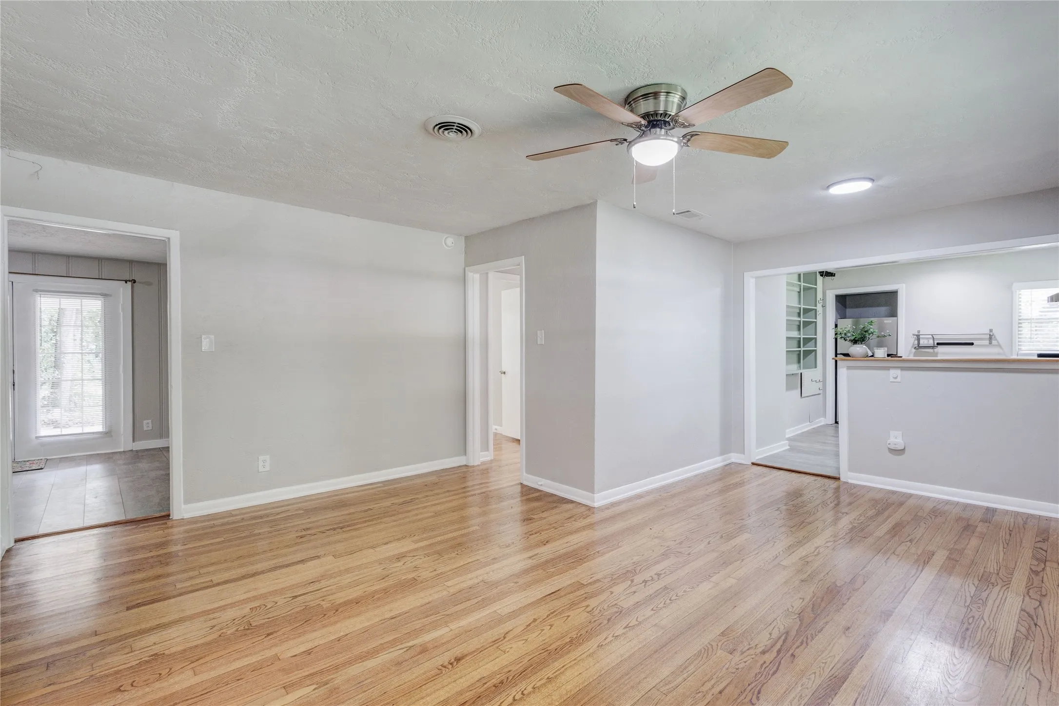 Single Family Residence For Sale in Tarrant County , 4745 Melita Avenue, Fort Worth, Texas 76133, 4 Bedroom, 1 Bathroom, Garage spaces, 1,276 Sqft, built in 1951, mls#21333485, Real Estate Agent in Fort Worth, Homes For Sale in Tarrant county, Homes For Sale in Fort Worth, Realtor in Fort Worth Texas, Real Estate Brokerage Independent Realty Texas, Luminita Cordes Realtor