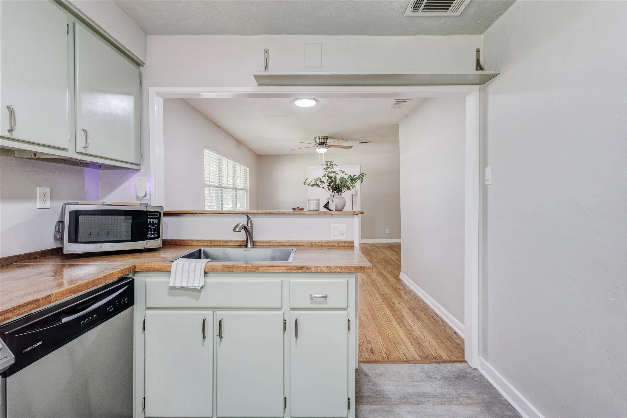 Single Family Residence For Sale in Tarrant County , 4745 Melita Avenue, Fort Worth, Texas 76133, 4 Bedroom, 1 Bathroom, Garage spaces, 1,276 Sqft, built in 1951, mls#21333485, Real Estate Agent in Fort Worth, Homes For Sale in Tarrant county, Homes For Sale in Fort Worth, Realtor in Fort Worth Texas, Real Estate Brokerage Independent Realty Texas, Luminita Cordes Realtor