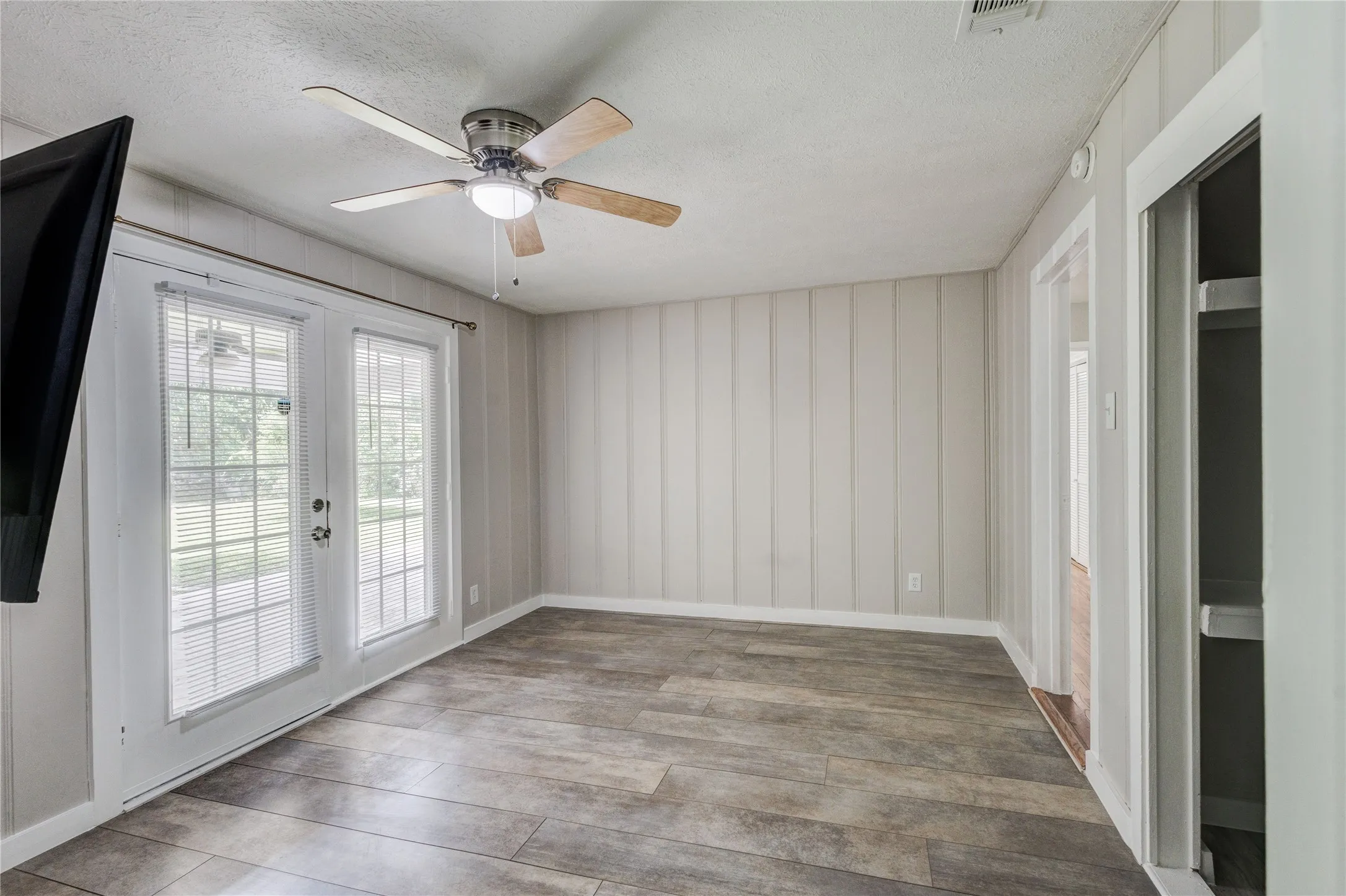 Single Family Residence For Sale in Tarrant County , 4745 Melita Avenue, Fort Worth, Texas 76133, 4 Bedroom, 1 Bathroom, Garage spaces, 1,276 Sqft, built in 1951, mls#21333485, Real Estate Agent in Fort Worth, Homes For Sale in Tarrant county, Homes For Sale in Fort Worth, Realtor in Fort Worth Texas, Real Estate Brokerage Independent Realty Texas, Luminita Cordes Realtor