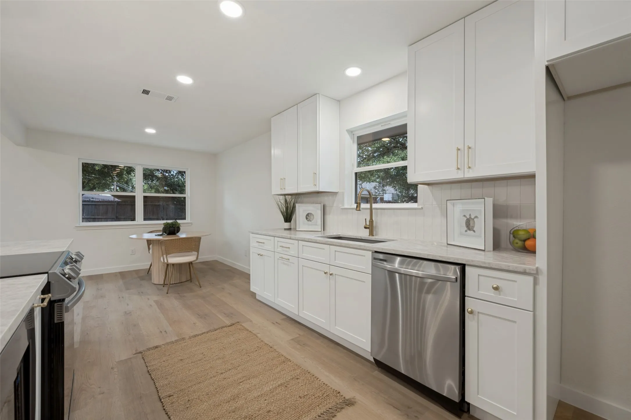 Single Family Residence For Sale in Tarrant County , 3304 Wayland Drive, Fort Worth, Texas 76133, 3 Bedroom, 2 Bathroom, 2 Garage spaces, 1,808 Sqft, built in 1976, mls#21333569, Real Estate Agent in Fort Worth, Homes For Sale in Tarrant county, Homes For Sale in Fort Worth, Realtor in Fort Worth Texas, Real Estate Brokerage Independent Realty Texas, Luminita Cordes Realtor