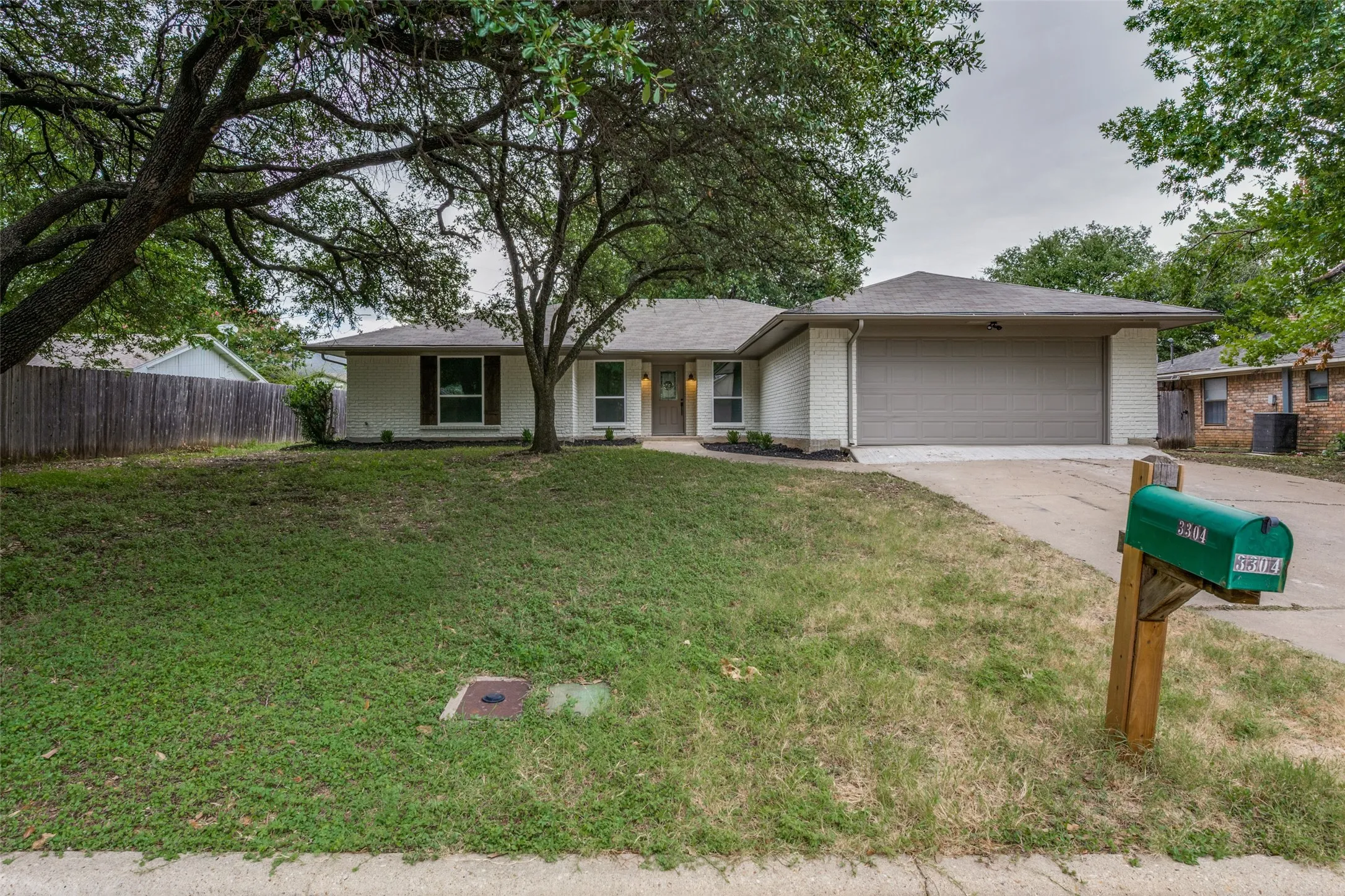 Single Family Residence For Sale in Tarrant County , 3304 Wayland Drive, Fort Worth, Texas 76133, 3 Bedroom, 2 Bathroom, 2 Garage spaces, 1,808 Sqft, built in 1976, mls#21333569, Real Estate Agent in Fort Worth, Homes For Sale in Tarrant county, Homes For Sale in Fort Worth, Realtor in Fort Worth Texas, Real Estate Brokerage Independent Realty Texas, Luminita Cordes Realtor