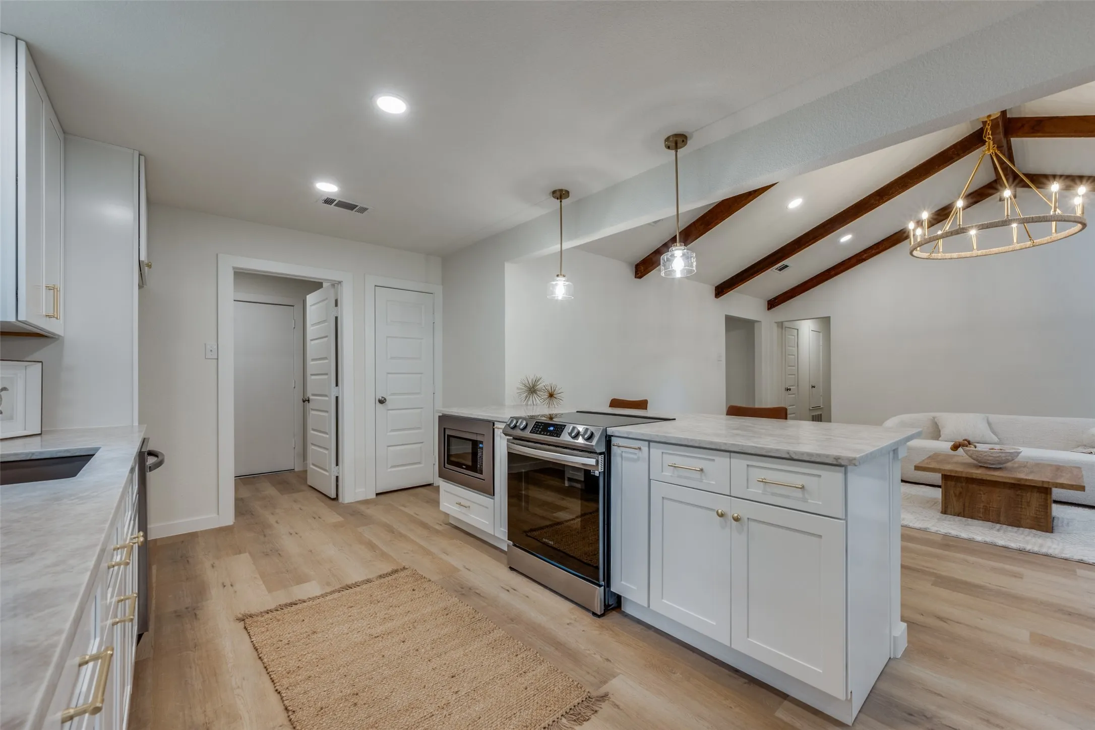 Single Family Residence For Sale in Tarrant County , 3304 Wayland Drive, Fort Worth, Texas 76133, 3 Bedroom, 2 Bathroom, 2 Garage spaces, 1,808 Sqft, built in 1976, mls#21333569, Real Estate Agent in Fort Worth, Homes For Sale in Tarrant county, Homes For Sale in Fort Worth, Realtor in Fort Worth Texas, Real Estate Brokerage Independent Realty Texas, Luminita Cordes Realtor