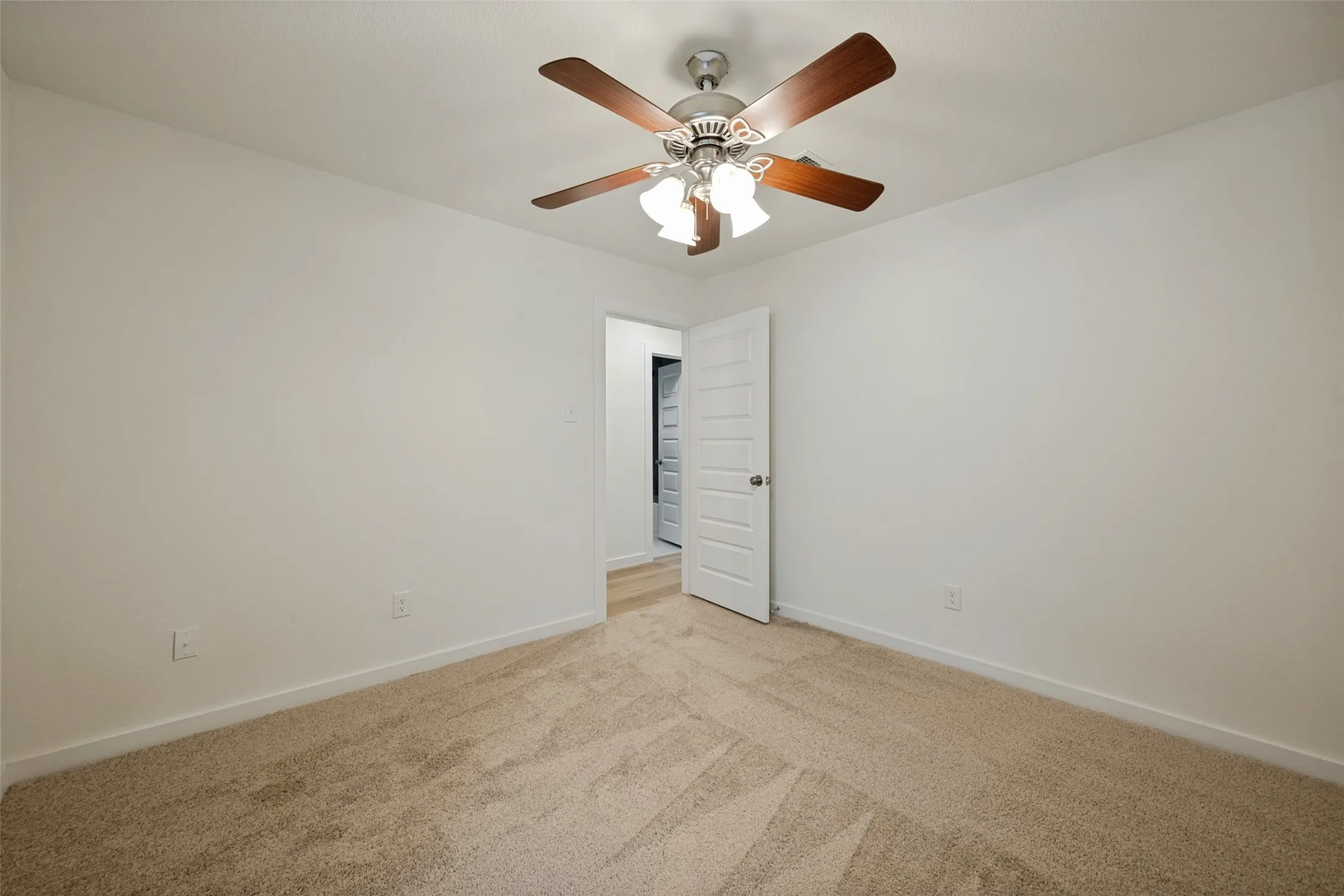 Single Family Residence For Sale in Tarrant County , 3304 Wayland Drive, Fort Worth, Texas 76133, 3 Bedroom, 2 Bathroom, 2 Garage spaces, 1,808 Sqft, built in 1976, mls#21333569, Real Estate Agent in Fort Worth, Homes For Sale in Tarrant county, Homes For Sale in Fort Worth, Realtor in Fort Worth Texas, Real Estate Brokerage Independent Realty Texas, Luminita Cordes Realtor