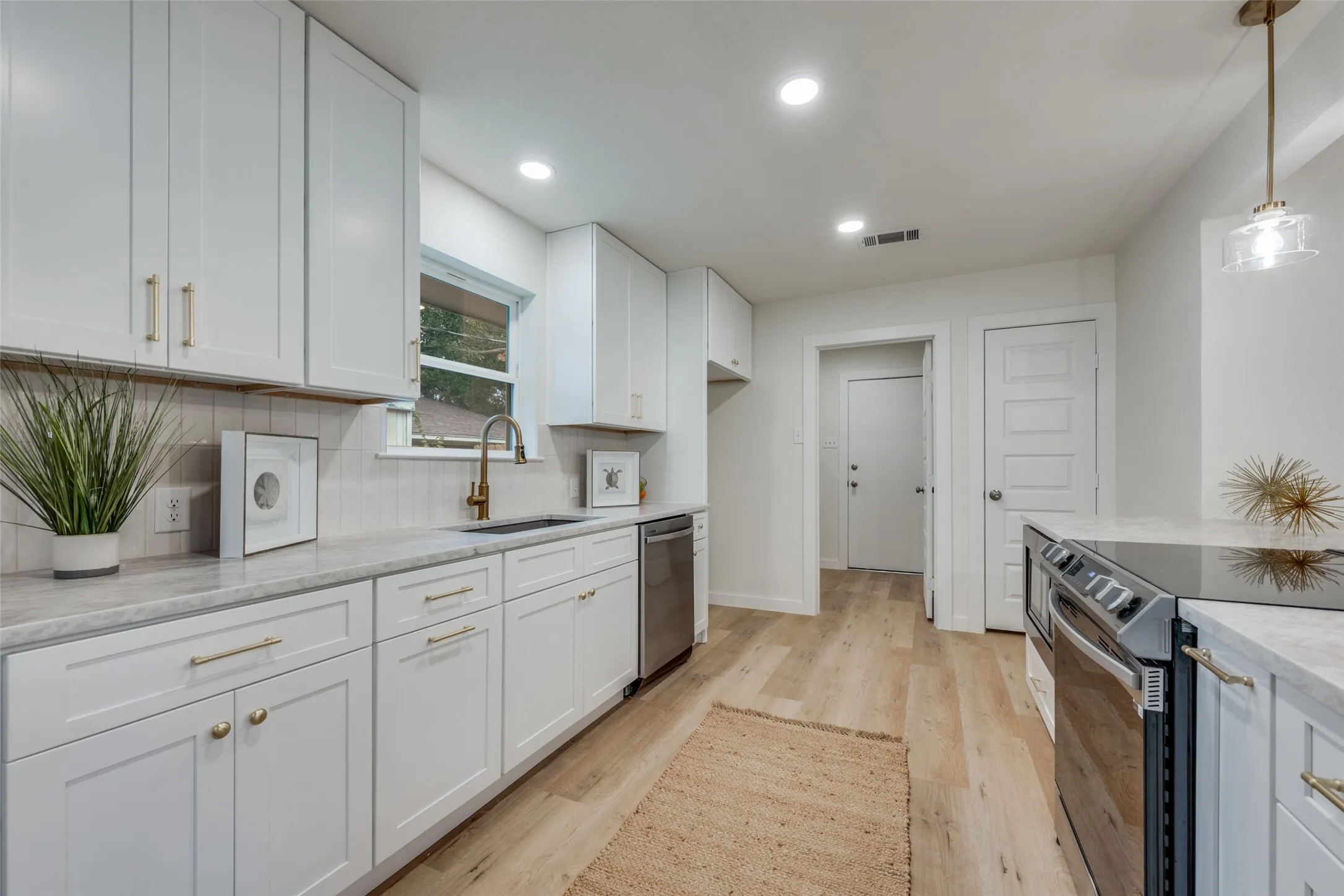 Single Family Residence For Sale in Tarrant County , 3304 Wayland Drive, Fort Worth, Texas 76133, 3 Bedroom, 2 Bathroom, 2 Garage spaces, 1,808 Sqft, built in 1976, mls#21333569, Real Estate Agent in Fort Worth, Homes For Sale in Tarrant county, Homes For Sale in Fort Worth, Realtor in Fort Worth Texas, Real Estate Brokerage Independent Realty Texas, Luminita Cordes Realtor
