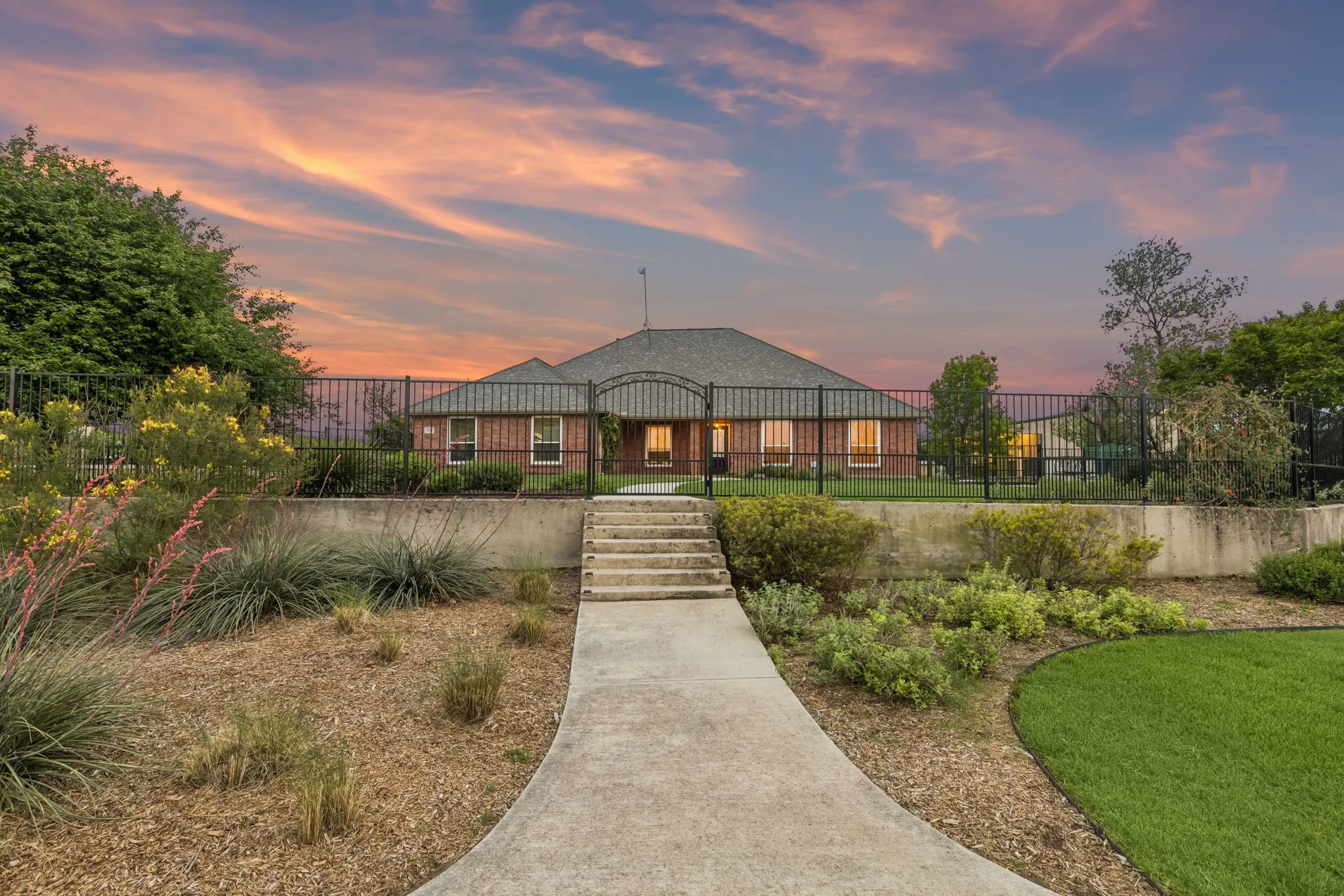 Meticulously Maintained Home In Sun Valley Estates