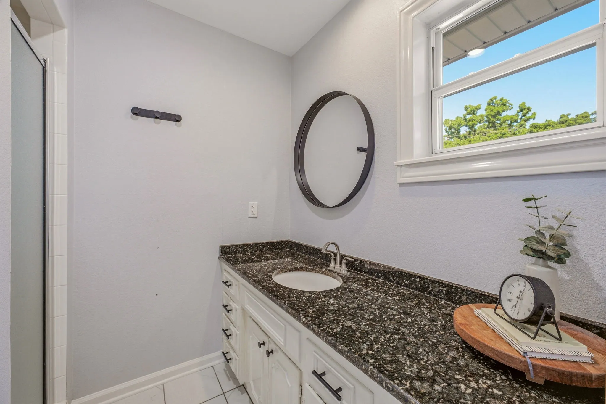 Single Family Residence For Sale in Young County , 1423 Oak Hills Drive, Graham, Texas 76450, 3 Bedroom, 3 Bathroom, 1 Garage spaces, 3,060 Sqft, built in 1965, mls#21332710, Real Estate Agent in Graham, Homes For Sale in Young county, Homes For Sale in Graham, Realtor in Graham Texas, Real Estate Brokerage Independent Realty Texas, Luminita Cordes Realtor
