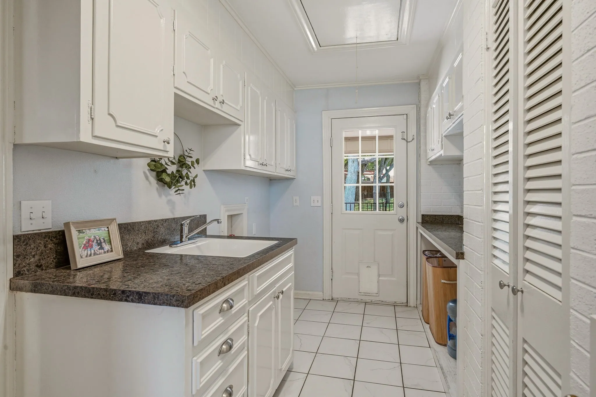 Single Family Residence For Sale in Young County , 1423 Oak Hills Drive, Graham, Texas 76450, 3 Bedroom, 3 Bathroom, 1 Garage spaces, 3,060 Sqft, built in 1965, mls#21332710, Real Estate Agent in Graham, Homes For Sale in Young county, Homes For Sale in Graham, Realtor in Graham Texas, Real Estate Brokerage Independent Realty Texas, Luminita Cordes Realtor