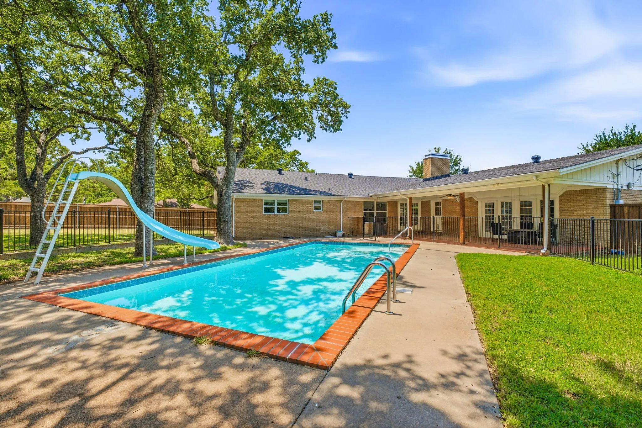 Single Family Residence For Sale in Young County , 1423 Oak Hills Drive, Graham, Texas 76450, 3 Bedroom, 3 Bathroom, 1 Garage spaces, 3,060 Sqft, built in 1965, mls#21332710, Real Estate Agent in Graham, Homes For Sale in Young county, Homes For Sale in Graham, Realtor in Graham Texas, Real Estate Brokerage Independent Realty Texas, Luminita Cordes Realtor