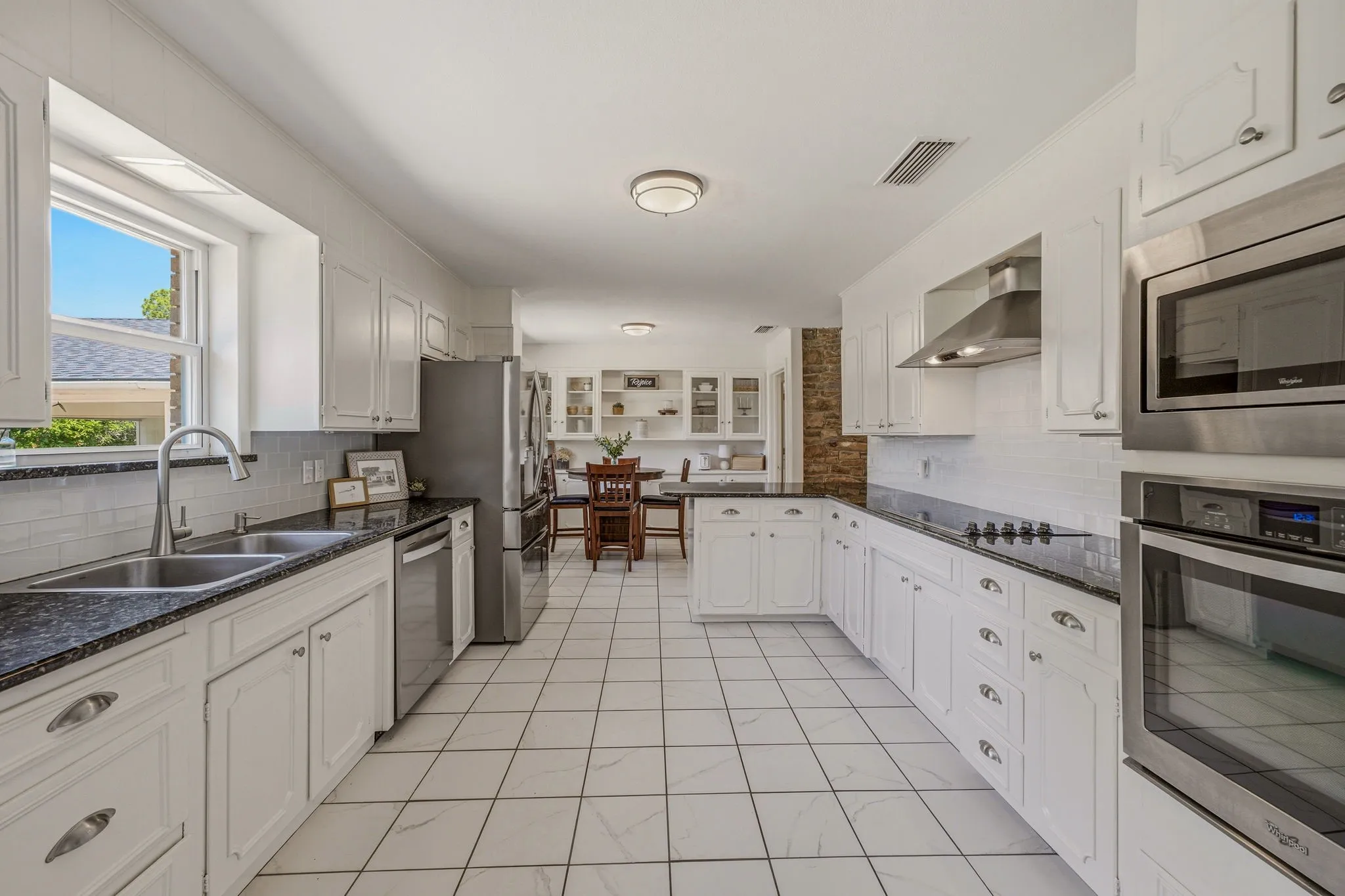 Single Family Residence For Sale in Young County , 1423 Oak Hills Drive, Graham, Texas 76450, 3 Bedroom, 3 Bathroom, 1 Garage spaces, 3,060 Sqft, built in 1965, mls#21332710, Real Estate Agent in Graham, Homes For Sale in Young county, Homes For Sale in Graham, Realtor in Graham Texas, Real Estate Brokerage Independent Realty Texas, Luminita Cordes Realtor