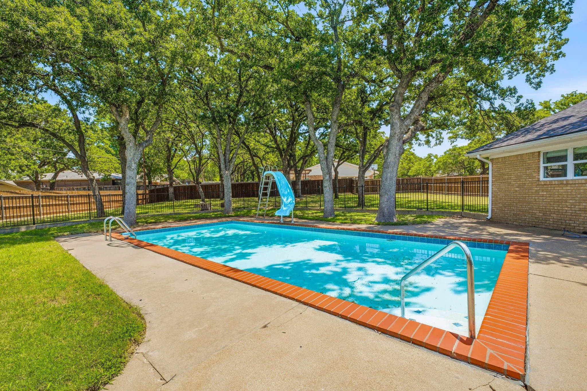 Single Family Residence For Sale in Young County , 1423 Oak Hills Drive, Graham, Texas 76450, 3 Bedroom, 3 Bathroom, 1 Garage spaces, 3,060 Sqft, built in 1965, mls#21332710, Real Estate Agent in Graham, Homes For Sale in Young county, Homes For Sale in Graham, Realtor in Graham Texas, Real Estate Brokerage Independent Realty Texas, Luminita Cordes Realtor