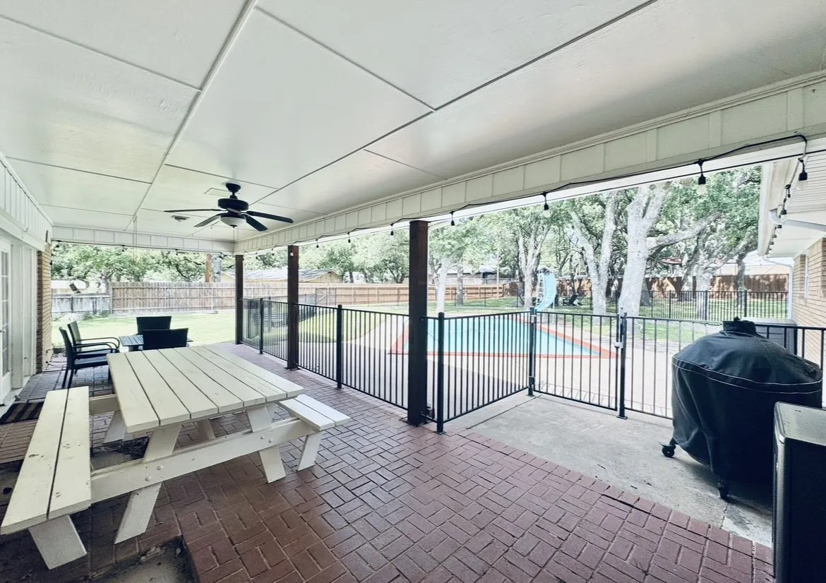 Single Family Residence For Sale in Young County , 1423 Oak Hills Drive, Graham, Texas 76450, 3 Bedroom, 3 Bathroom, 1 Garage spaces, 3,060 Sqft, built in 1965, mls#21332710, Real Estate Agent in Graham, Homes For Sale in Young county, Homes For Sale in Graham, Realtor in Graham Texas, Real Estate Brokerage Independent Realty Texas, Luminita Cordes Realtor