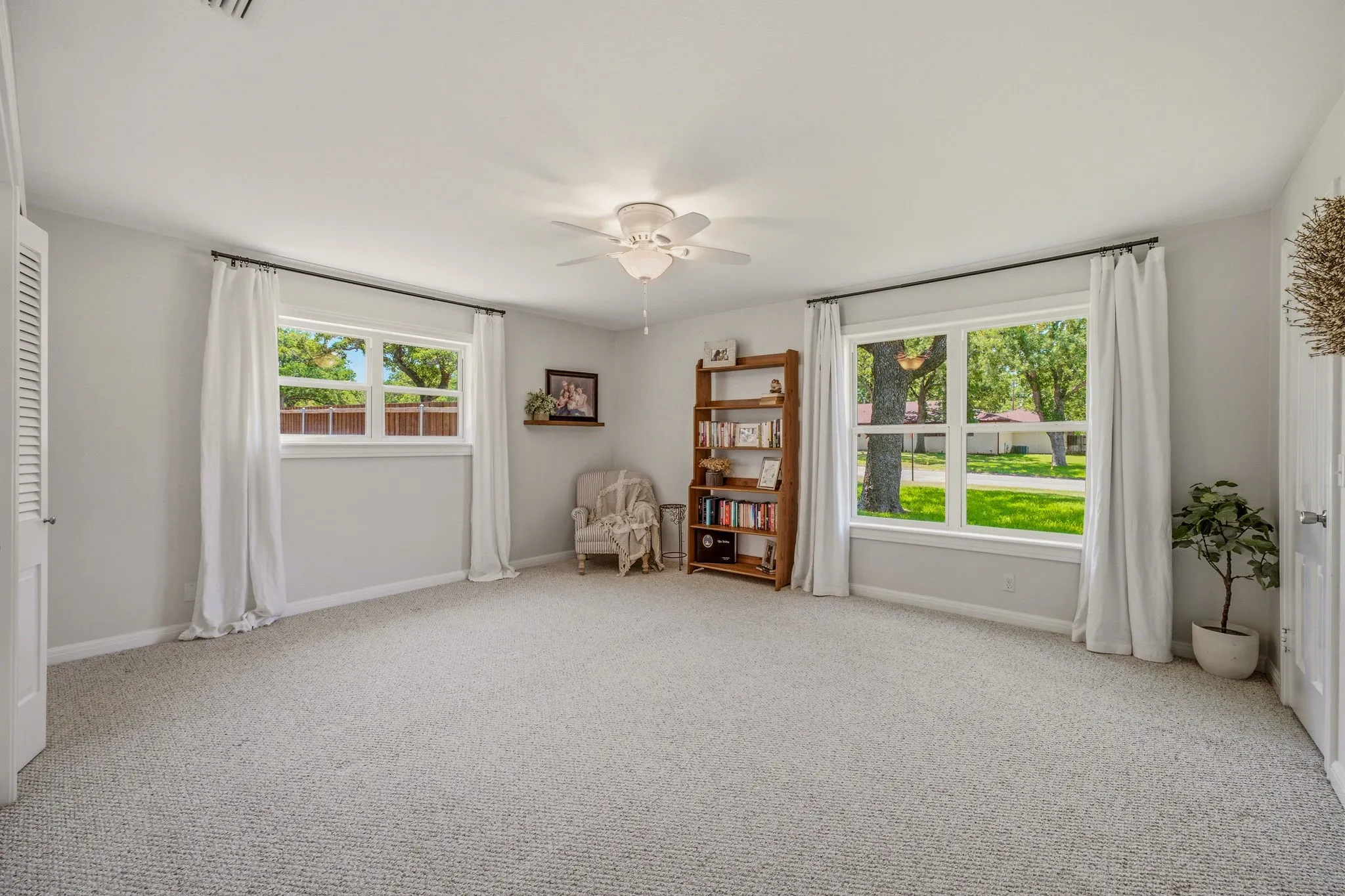 Single Family Residence For Sale in Young County , 1423 Oak Hills Drive, Graham, Texas 76450, 3 Bedroom, 3 Bathroom, 1 Garage spaces, 3,060 Sqft, built in 1965, mls#21332710, Real Estate Agent in Graham, Homes For Sale in Young county, Homes For Sale in Graham, Realtor in Graham Texas, Real Estate Brokerage Independent Realty Texas, Luminita Cordes Realtor