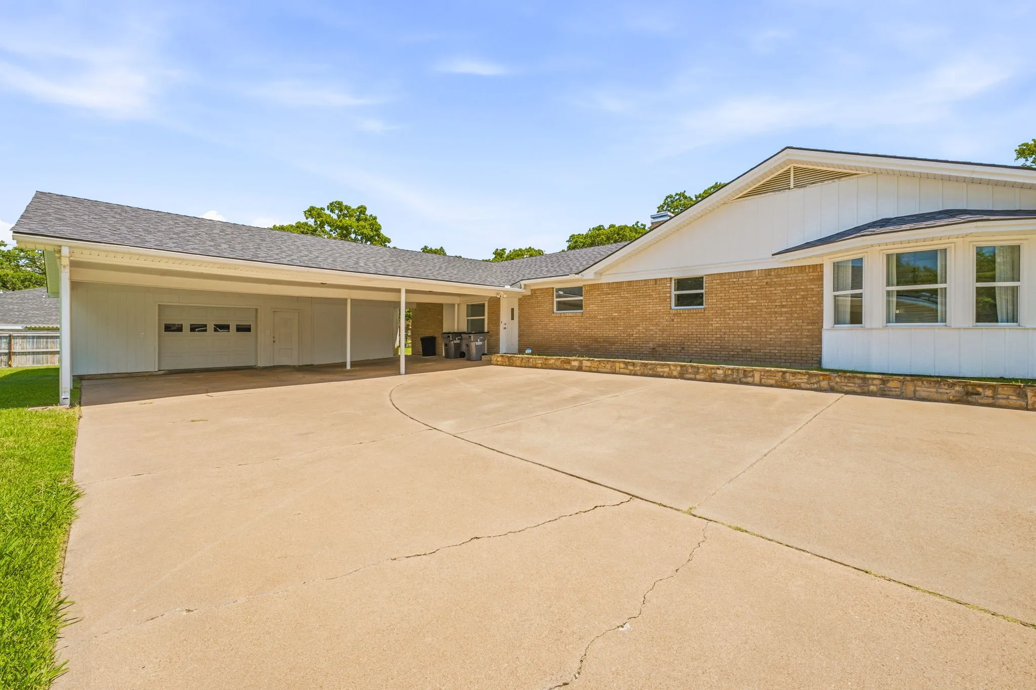Single Family Residence For Sale in Young County , 1423 Oak Hills Drive, Graham, Texas 76450, 3 Bedroom, 3 Bathroom, 1 Garage spaces, 3,060 Sqft, built in 1965, mls#21332710, Real Estate Agent in Graham, Homes For Sale in Young county, Homes For Sale in Graham, Realtor in Graham Texas, Real Estate Brokerage Independent Realty Texas, Luminita Cordes Realtor