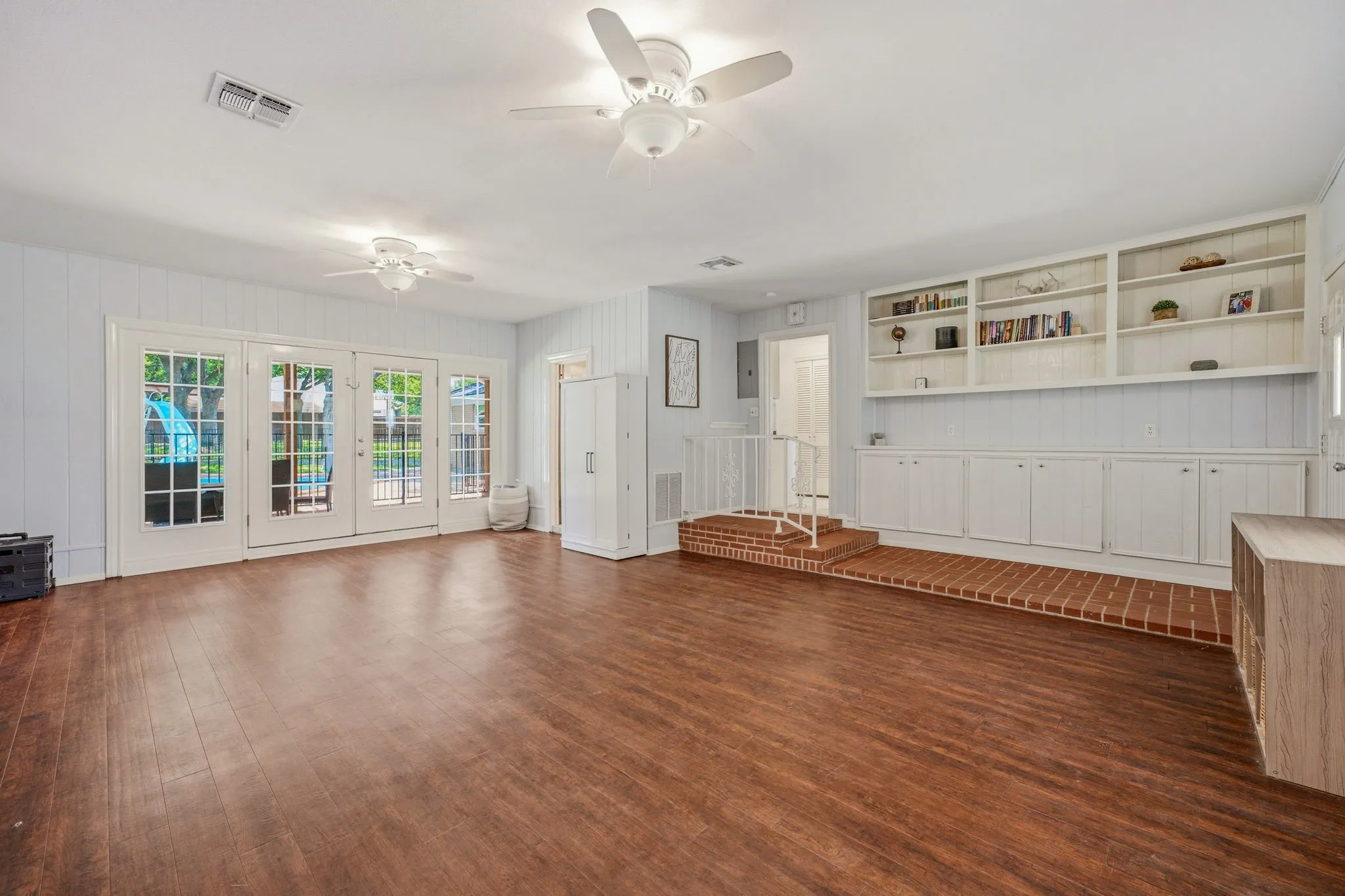 Single Family Residence For Sale in Young County , 1423 Oak Hills Drive, Graham, Texas 76450, 3 Bedroom, 3 Bathroom, 1 Garage spaces, 3,060 Sqft, built in 1965, mls#21332710, Real Estate Agent in Graham, Homes For Sale in Young county, Homes For Sale in Graham, Realtor in Graham Texas, Real Estate Brokerage Independent Realty Texas, Luminita Cordes Realtor