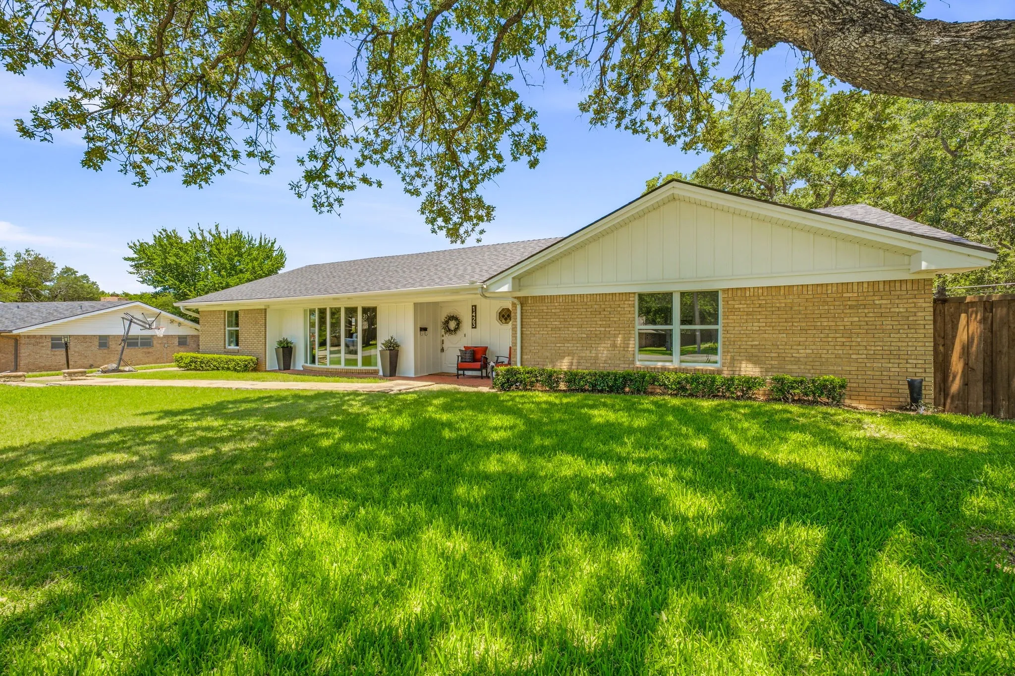 Single Family Residence For Sale in Young County , 1423 Oak Hills Drive, Graham, Texas 76450, 3 Bedroom, 3 Bathroom, 1 Garage spaces, 3,060 Sqft, built in 1965, mls#21332710, Real Estate Agent in Graham, Homes For Sale in Young county, Homes For Sale in Graham, Realtor in Graham Texas, Real Estate Brokerage Independent Realty Texas, Luminita Cordes Realtor