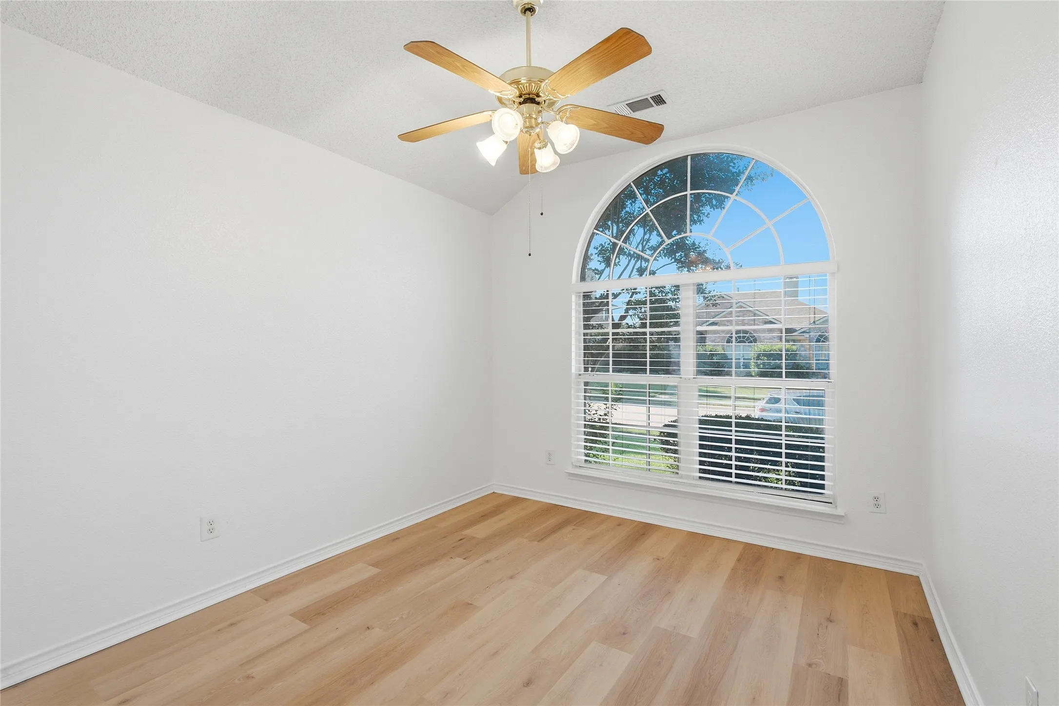 Single Family Residence For Sale in Collin County , 4912 Basil Drive, Mc Kinney, Texas 75070, 4 Bedroom, 2 Bathroom, 2 Garage spaces, 2,231 Sqft, built in 1998, mls#21333409, Real Estate Agent in Mc Kinney, Homes For Sale in Collin county, Homes For Sale in Mc Kinney, Realtor in Mc Kinney Texas, Real Estate Brokerage Independent Realty Texas, Luminita Cordes Realtor