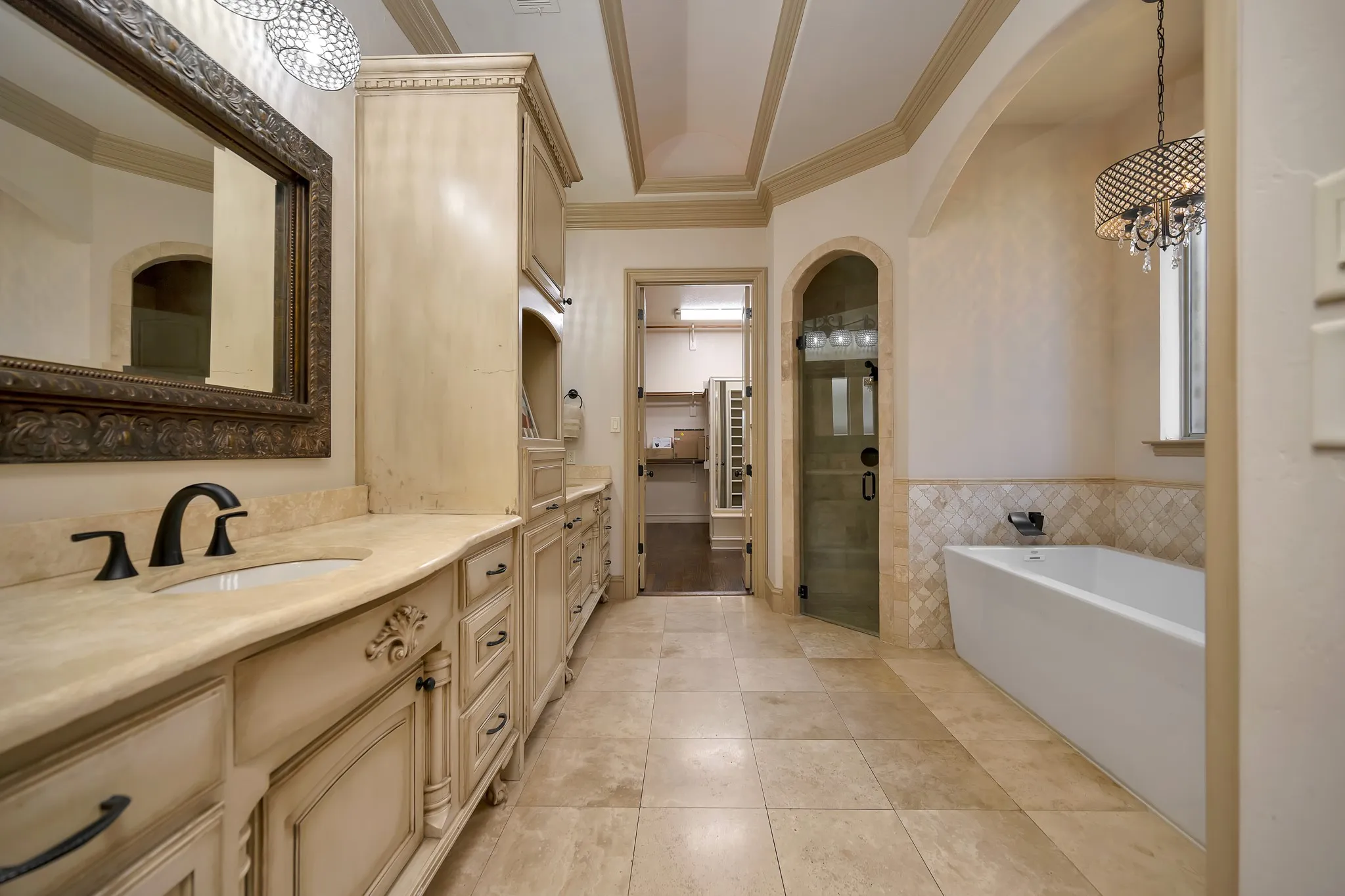 Dream, En-Suite Primary Bath with All the Things.