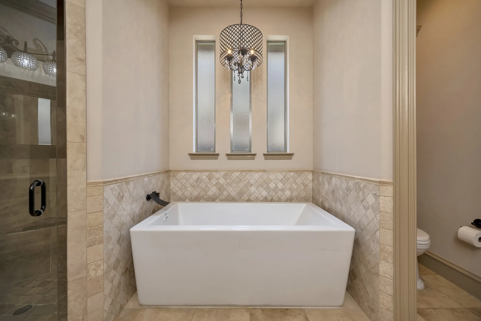 Huge Soaker Tub!