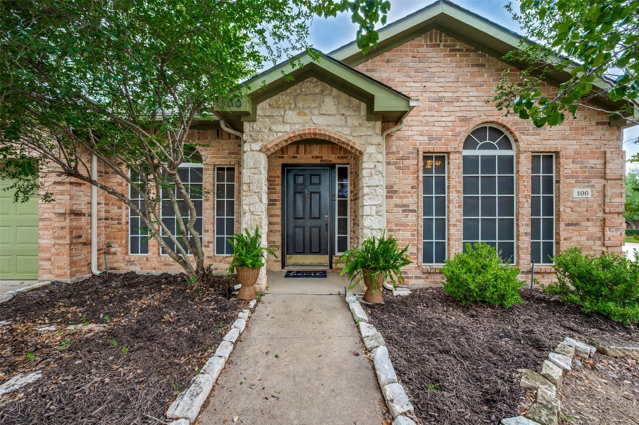 Single Family Residence For Sale in Tarrant County , 100 Bullava Court, Crowley, Texas 76036, 4 Bedroom, 2 Bathroom, 2 Garage spaces, 2,187 Sqft, built in 2002, mls#21326729, Real Estate Agent in Crowley, Homes For Sale in Tarrant county, Homes For Sale in Crowley, Realtor in Crowley Texas, Real Estate Brokerage Independent Realty Texas, Luminita Cordes Realtor