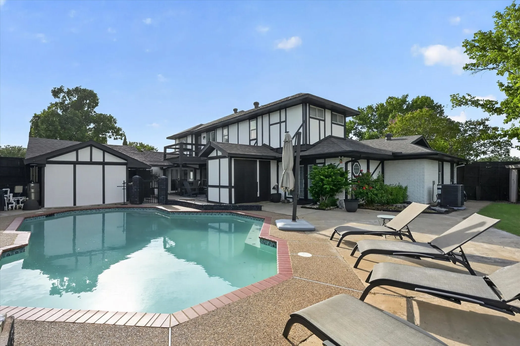 Single Family Residence For Sale in Denton County , 1946 Sussex Drive, Carrollton, Texas 75007, 4 Bedroom, 4 Bathroom, Garage spaces, 3,568 Sqft, built in 1978, mls#21333610, Real Estate Agent in Carrollton, Homes For Sale in Denton county, Homes For Sale in Carrollton, Realtor in Carrollton Texas, Real Estate Brokerage Independent Realty Texas, Luminita Cordes Realtor