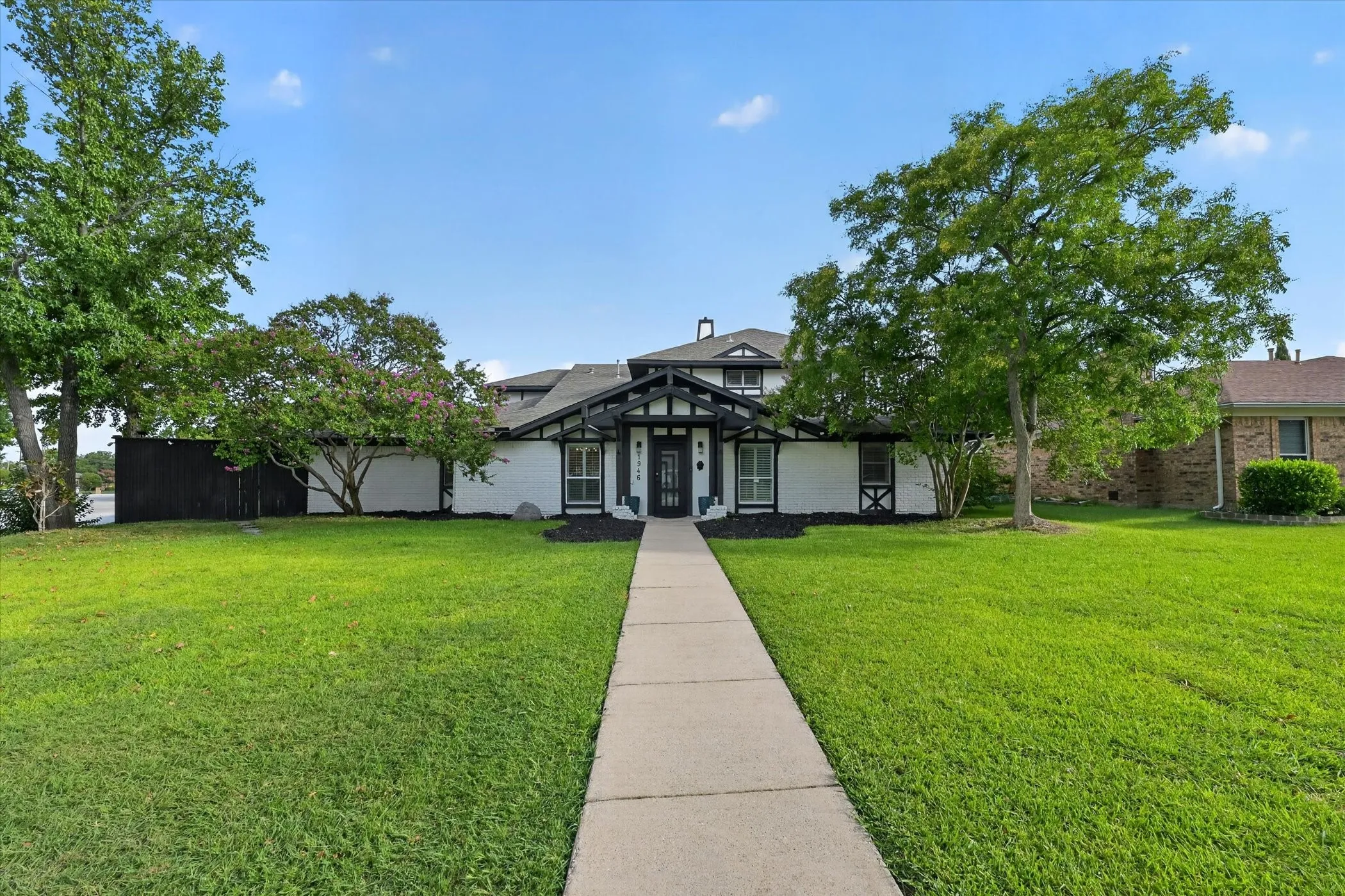Single Family Residence For Sale in Denton County , 1946 Sussex Drive, Carrollton, Texas 75007, 4 Bedroom, 4 Bathroom, Garage spaces, 3,568 Sqft, built in 1978, mls#21333610, Real Estate Agent in Carrollton, Homes For Sale in Denton county, Homes For Sale in Carrollton, Realtor in Carrollton Texas, Real Estate Brokerage Independent Realty Texas, Luminita Cordes Realtor