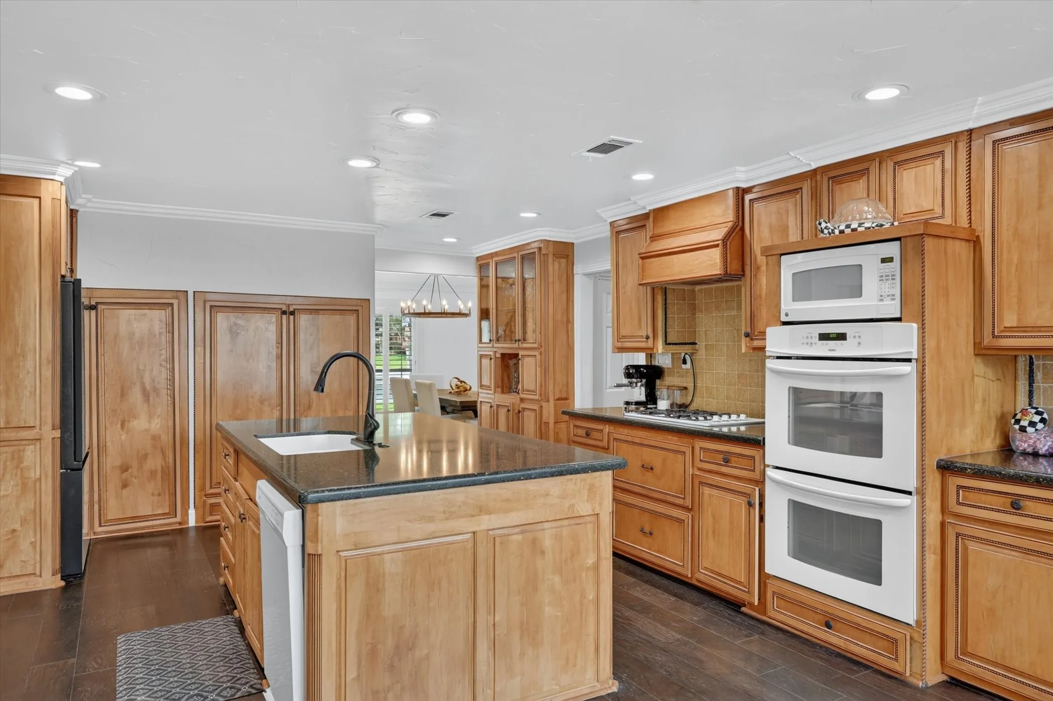 Single Family Residence For Sale in Denton County , 1946 Sussex Drive, Carrollton, Texas 75007, 4 Bedroom, 4 Bathroom, Garage spaces, 3,568 Sqft, built in 1978, mls#21333610, Real Estate Agent in Carrollton, Homes For Sale in Denton county, Homes For Sale in Carrollton, Realtor in Carrollton Texas, Real Estate Brokerage Independent Realty Texas, Luminita Cordes Realtor