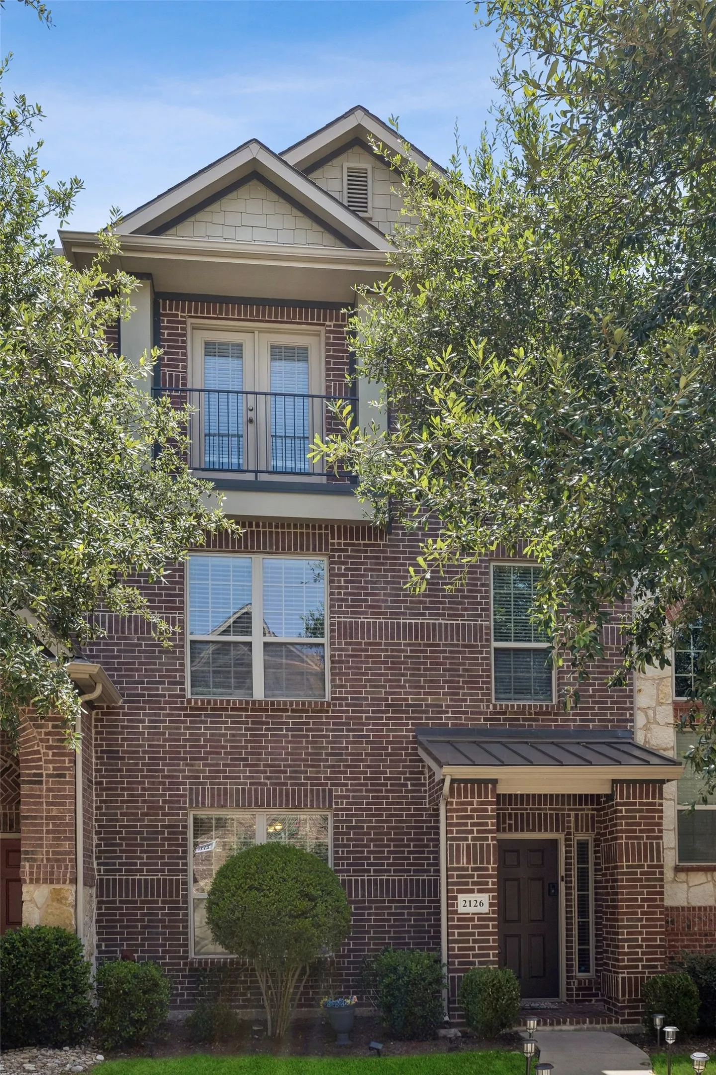 Townhouse For Sale in Dallas County , 2126 Mcparland Court, Carrollton, Texas 75006, 3 Bedroom, 4 Bathroom, 2 Garage spaces, 1,996 Sqft, built in 2008, mls#21333643, Real Estate Agent in Carrollton, Homes For Sale in Dallas county, Homes For Sale in Carrollton, Realtor in Carrollton Texas, Real Estate Brokerage Independent Realty Texas, Luminita Cordes Realtor