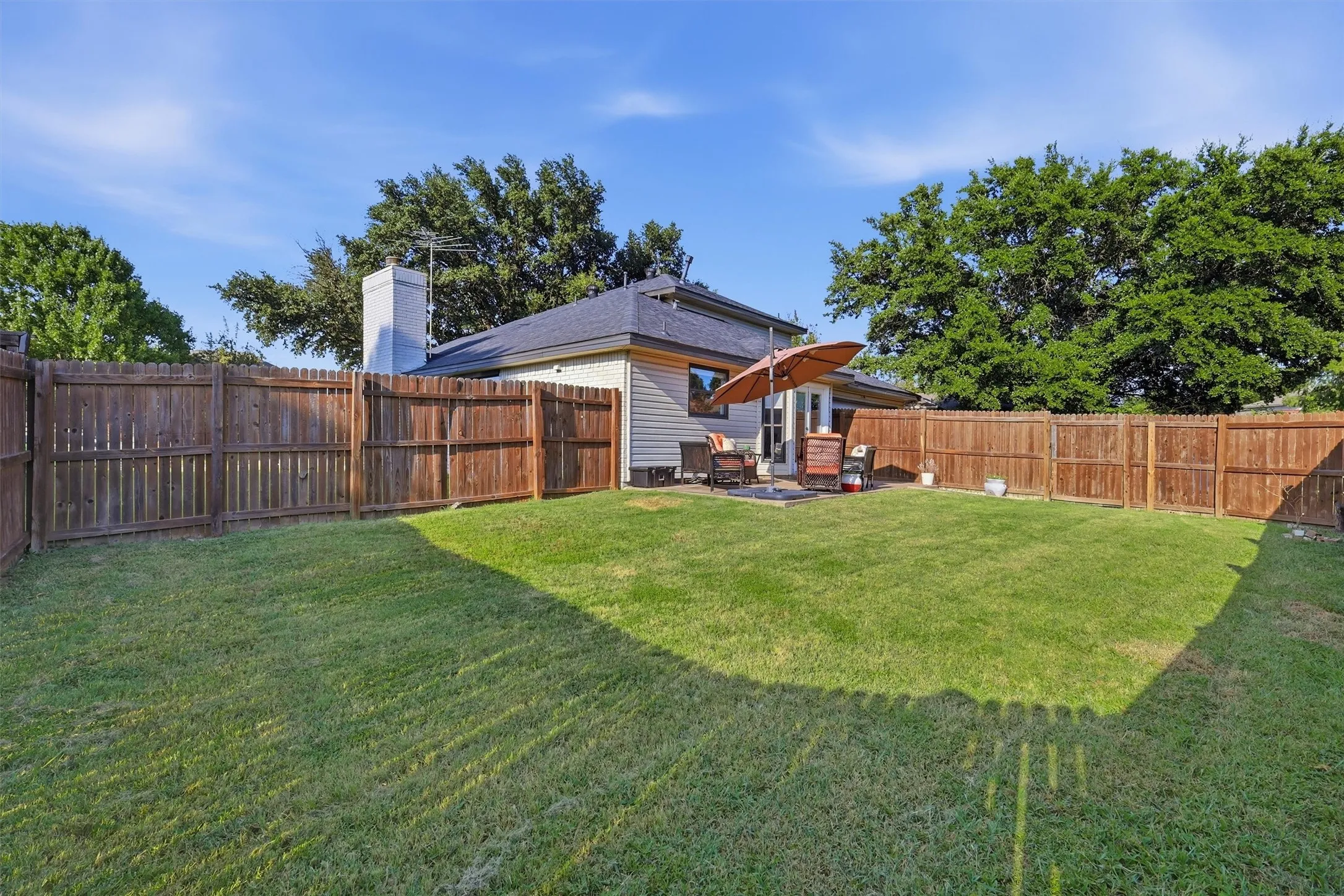 Single Family Residence For Sale in Dallas County , 7606 Beverly Drive, Rowlett, Texas 75089, 3 Bedrooms, 3 Bathrooms, 2 Garage spaces, 1,804 Sqft, built in 1987, Price $345,000, mls#21331605, Real Estate Agent in Rowlett, Homes For Sale in Dallas county, Homes For Sale in Rowlett, Realtor in Rowlett Texas, Real Estate Brokerage Independent Realty Texas, Luminita Cordes Realtor