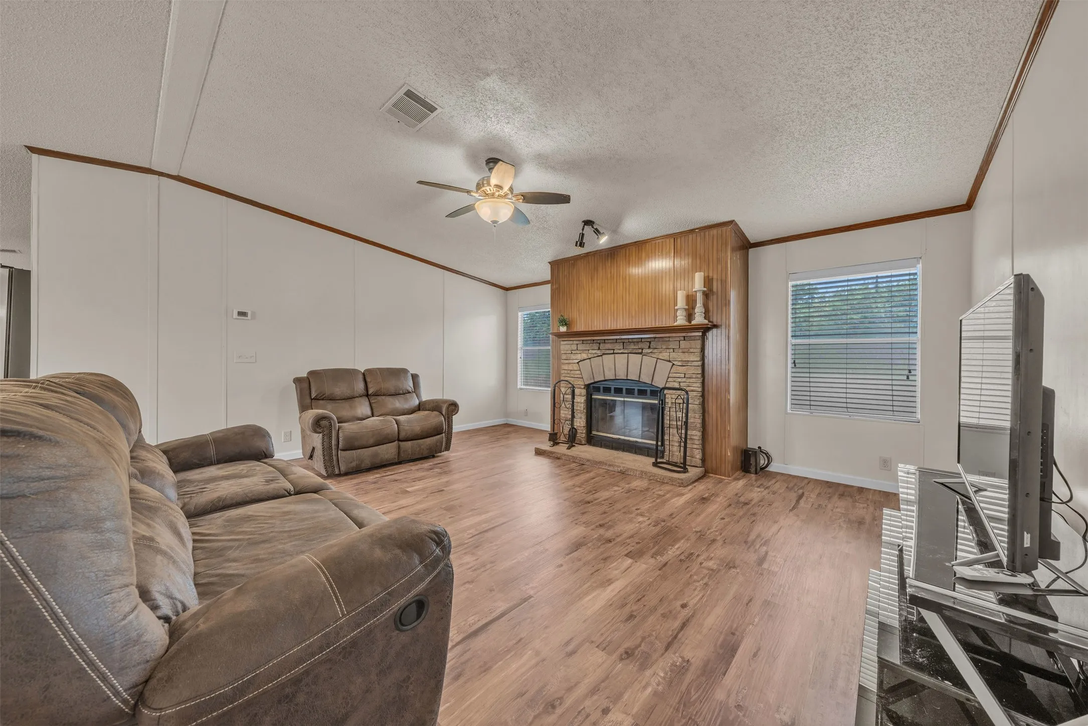 Mobile Home For Sale in Johnson County , 11625 Creekview Road, Crowley, Texas 76036, 3 Bedroom, 2 Bathroom, Garage spaces, 1,624 Sqft, built in 2000, mls#21333402, Real Estate Agent in Crowley, Homes For Sale in Johnson county, Homes For Sale in Crowley, Realtor in Crowley Texas, Real Estate Brokerage Independent Realty Texas, Luminita Cordes Realtor