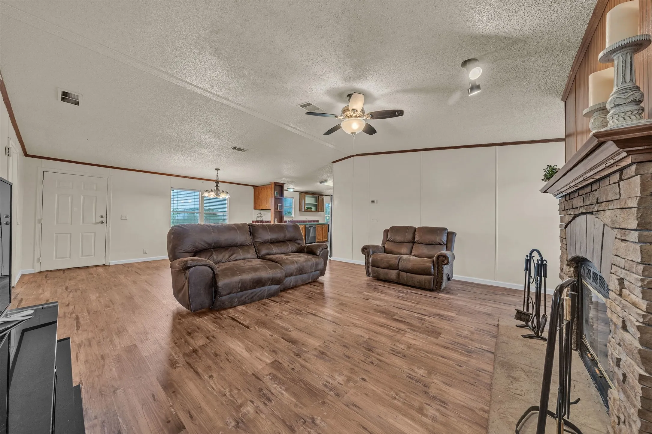 Mobile Home For Sale in Johnson County , 11625 Creekview Road, Crowley, Texas 76036, 3 Bedroom, 2 Bathroom, Garage spaces, 1,624 Sqft, built in 2000, mls#21333402, Real Estate Agent in Crowley, Homes For Sale in Johnson county, Homes For Sale in Crowley, Realtor in Crowley Texas, Real Estate Brokerage Independent Realty Texas, Luminita Cordes Realtor
