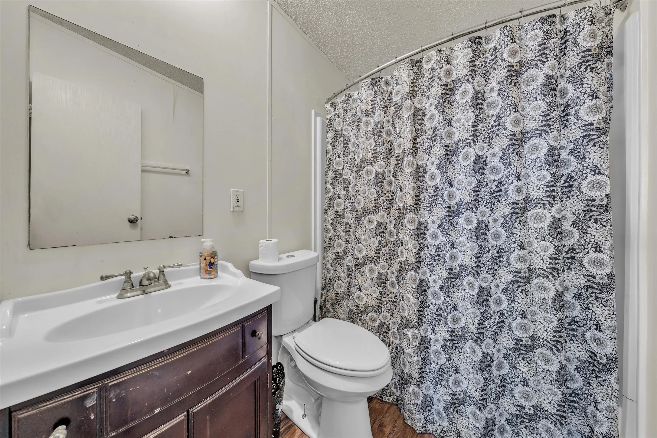 Mobile Home For Sale in Johnson County , 11625 Creekview Road, Crowley, Texas 76036, 3 Bedroom, 2 Bathroom, Garage spaces, 1,624 Sqft, built in 2000, mls#21333402, Real Estate Agent in Crowley, Homes For Sale in Johnson county, Homes For Sale in Crowley, Realtor in Crowley Texas, Real Estate Brokerage Independent Realty Texas, Luminita Cordes Realtor