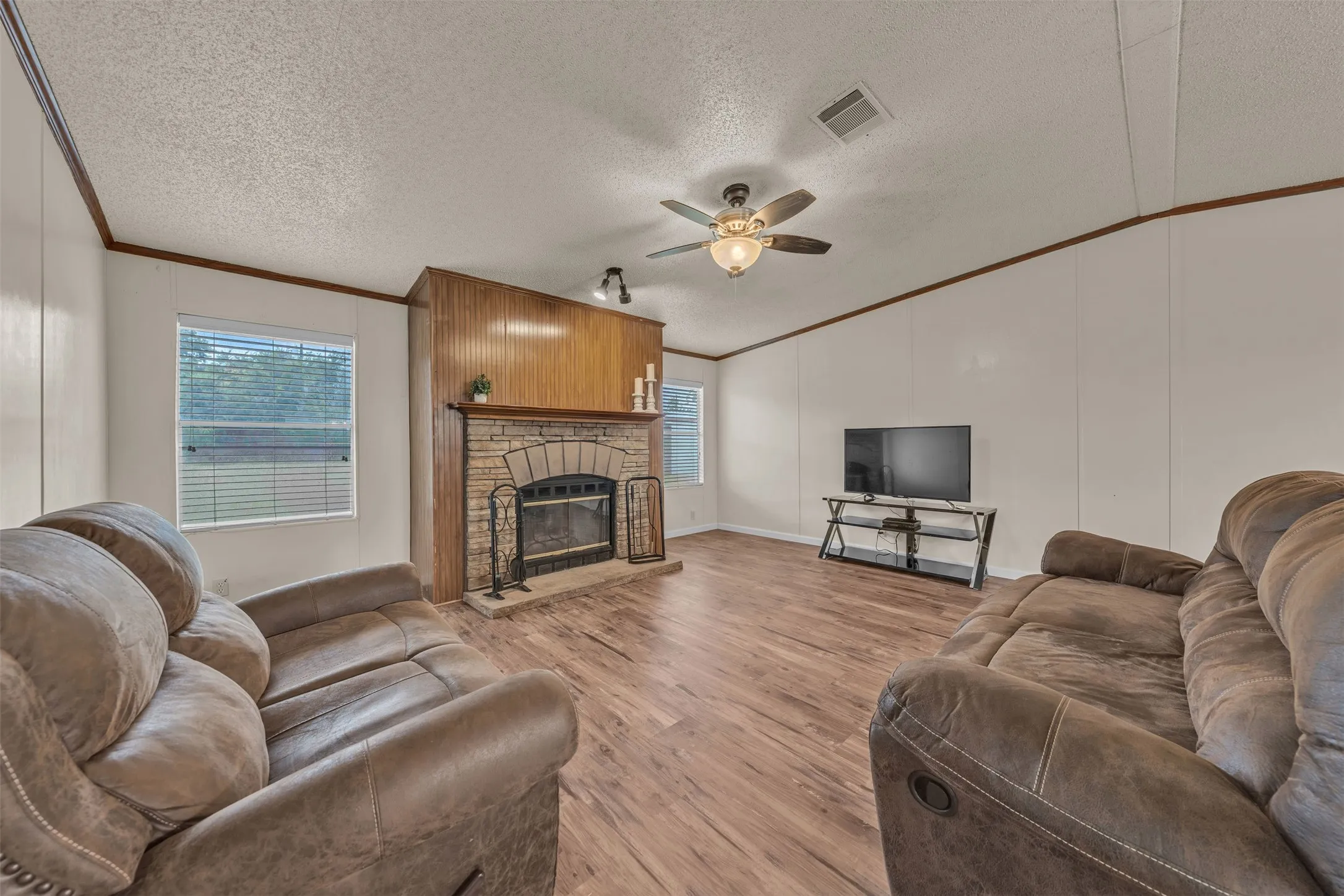 Mobile Home For Sale in Johnson County , 11625 Creekview Road, Crowley, Texas 76036, 3 Bedroom, 2 Bathroom, Garage spaces, 1,624 Sqft, built in 2000, mls#21333402, Real Estate Agent in Crowley, Homes For Sale in Johnson county, Homes For Sale in Crowley, Realtor in Crowley Texas, Real Estate Brokerage Independent Realty Texas, Luminita Cordes Realtor