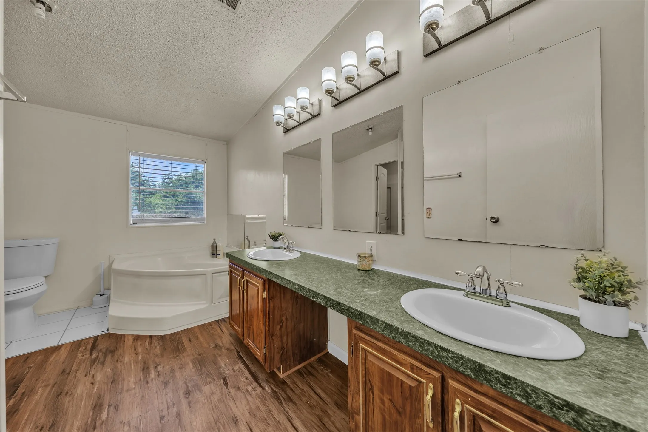 Mobile Home For Sale in Johnson County , 11625 Creekview Road, Crowley, Texas 76036, 3 Bedroom, 2 Bathroom, Garage spaces, 1,624 Sqft, built in 2000, mls#21333402, Real Estate Agent in Crowley, Homes For Sale in Johnson county, Homes For Sale in Crowley, Realtor in Crowley Texas, Real Estate Brokerage Independent Realty Texas, Luminita Cordes Realtor