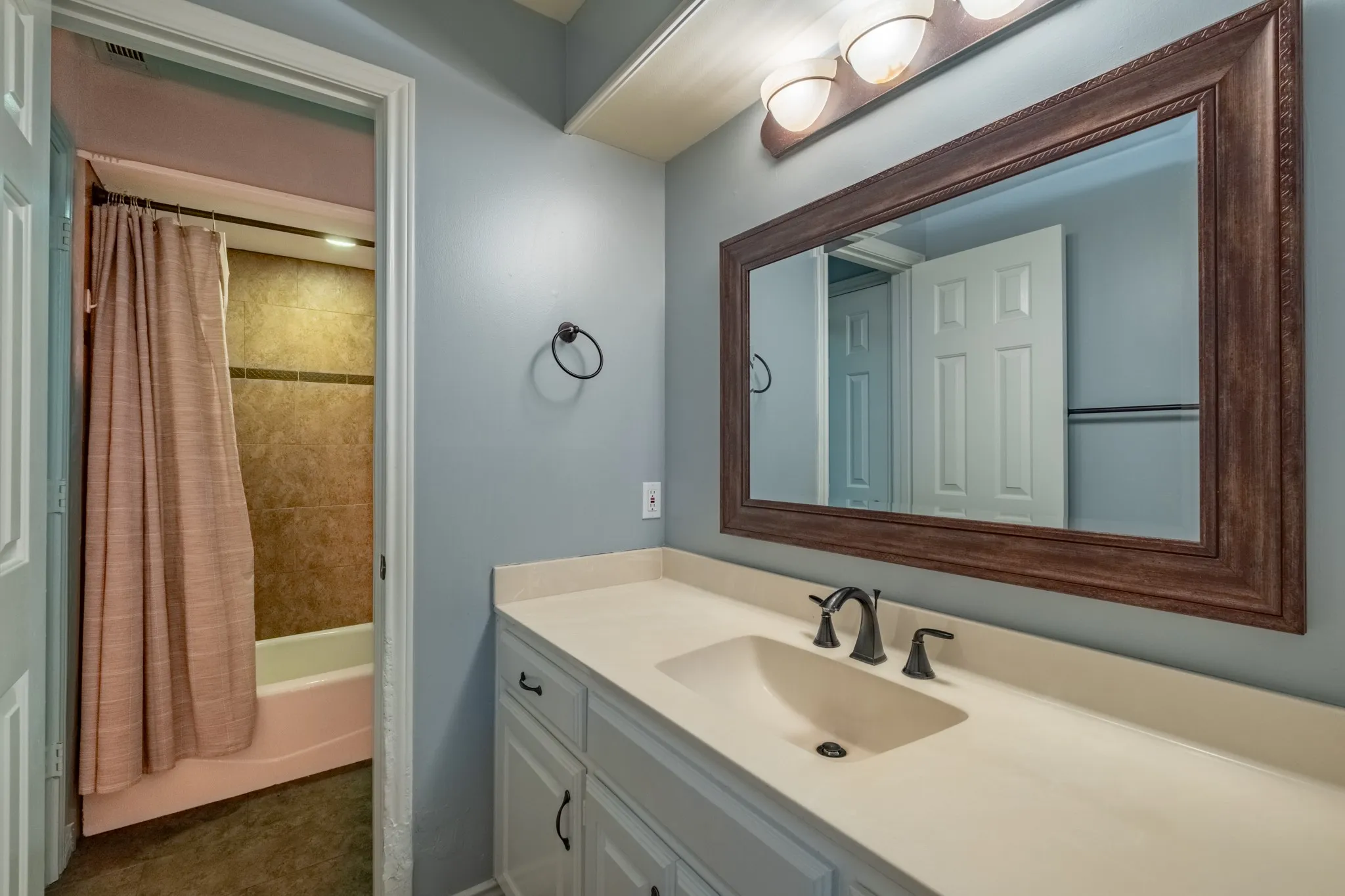 Single Family Residence For Sale in Denton County , 1502 Mission Hills Lane, Corinth, Texas 76210, 3 Bedroom, 3 Bathroom, 2 Garage spaces, 2,222 Sqft, built in 1987, mls#21333609, Real Estate Agent in Corinth, Homes For Sale in Denton county, Homes For Sale in Corinth, Realtor in Corinth Texas, Real Estate Brokerage Independent Realty Texas, Luminita Cordes Realtor