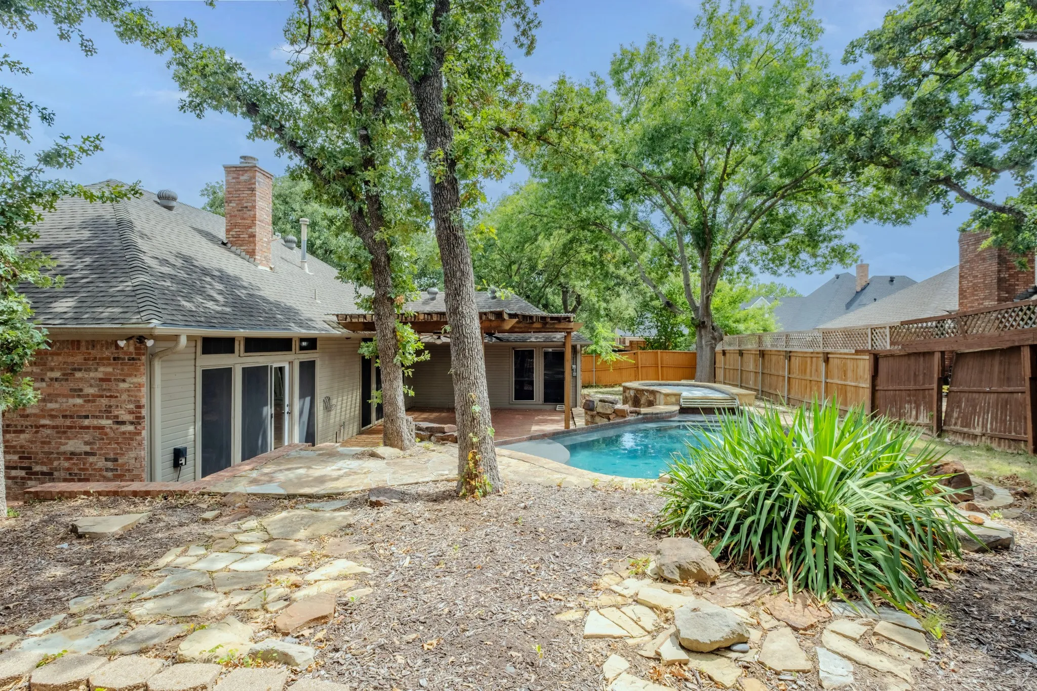 Single Family Residence For Sale in Denton County , 1502 Mission Hills Lane, Corinth, Texas 76210, 3 Bedroom, 3 Bathroom, 2 Garage spaces, 2,222 Sqft, built in 1987, mls#21333609, Real Estate Agent in Corinth, Homes For Sale in Denton county, Homes For Sale in Corinth, Realtor in Corinth Texas, Real Estate Brokerage Independent Realty Texas, Luminita Cordes Realtor