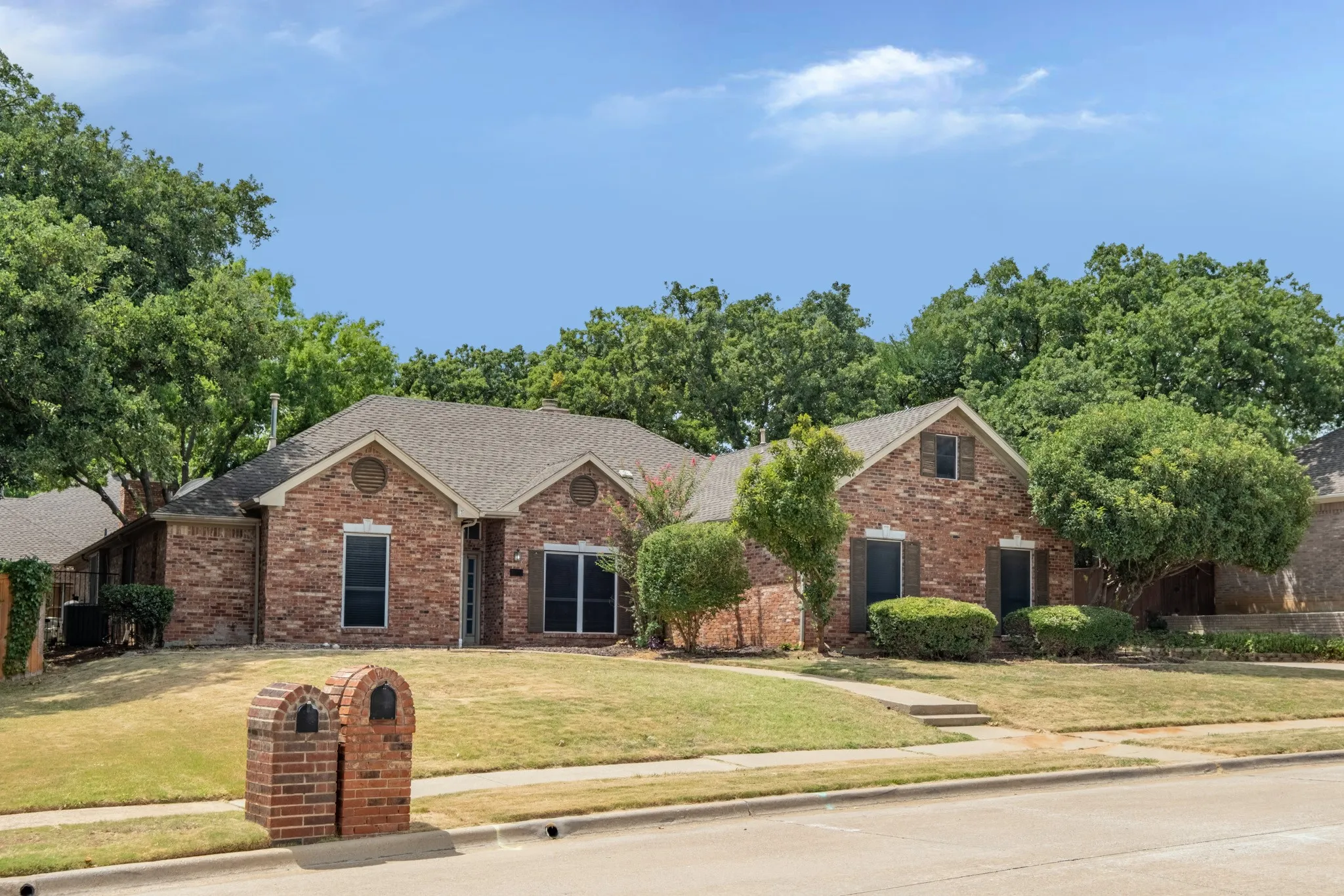 Single Family Residence For Sale in Denton County , 1502 Mission Hills Lane, Corinth, Texas 76210, 3 Bedroom, 3 Bathroom, 2 Garage spaces, 2,222 Sqft, built in 1987, mls#21333609, Real Estate Agent in Corinth, Homes For Sale in Denton county, Homes For Sale in Corinth, Realtor in Corinth Texas, Real Estate Brokerage Independent Realty Texas, Luminita Cordes Realtor