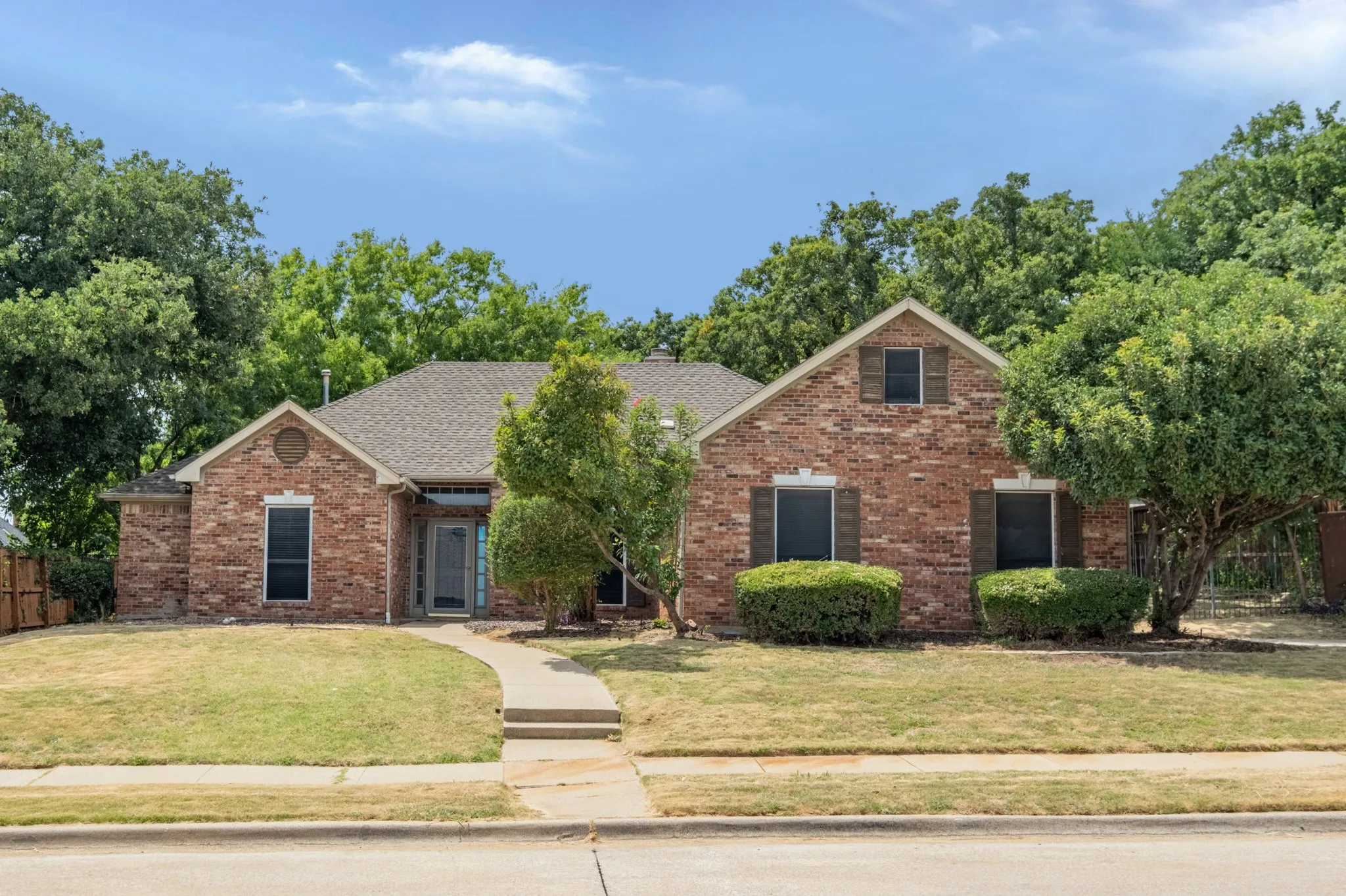 Single Family Residence For Sale in Denton County , 1502 Mission Hills Lane, Corinth, Texas 76210, 3 Bedroom, 3 Bathroom, 2 Garage spaces, 2,222 Sqft, built in 1987, mls#21333609, Real Estate Agent in Corinth, Homes For Sale in Denton county, Homes For Sale in Corinth, Realtor in Corinth Texas, Real Estate Brokerage Independent Realty Texas, Luminita Cordes Realtor