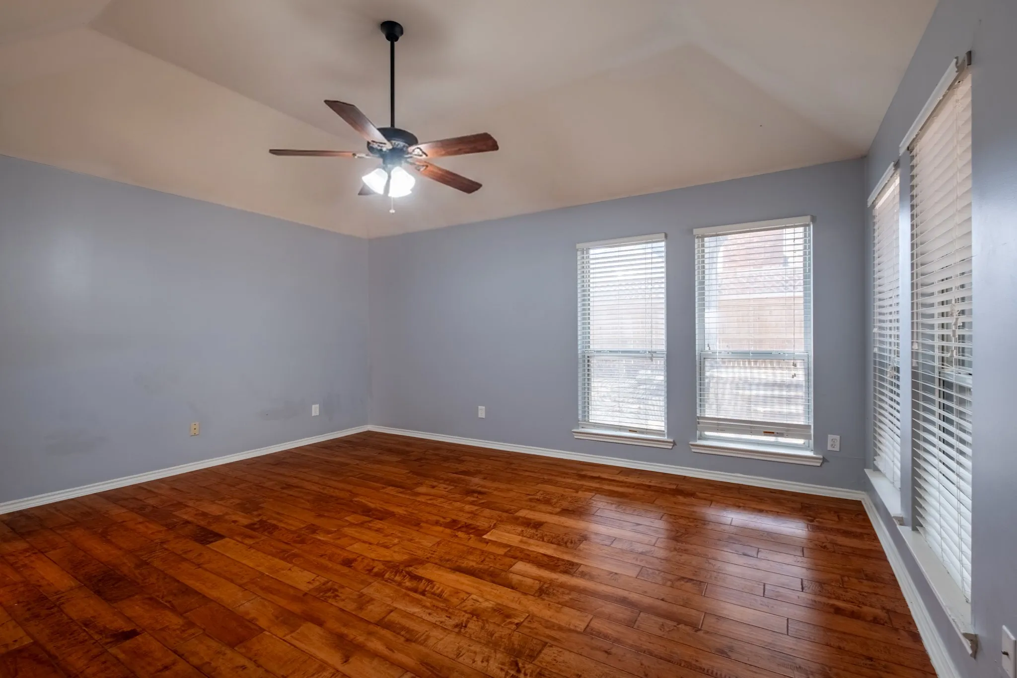 Single Family Residence For Sale in Denton County , 1502 Mission Hills Lane, Corinth, Texas 76210, 3 Bedroom, 3 Bathroom, 2 Garage spaces, 2,222 Sqft, built in 1987, mls#21333609, Real Estate Agent in Corinth, Homes For Sale in Denton county, Homes For Sale in Corinth, Realtor in Corinth Texas, Real Estate Brokerage Independent Realty Texas, Luminita Cordes Realtor