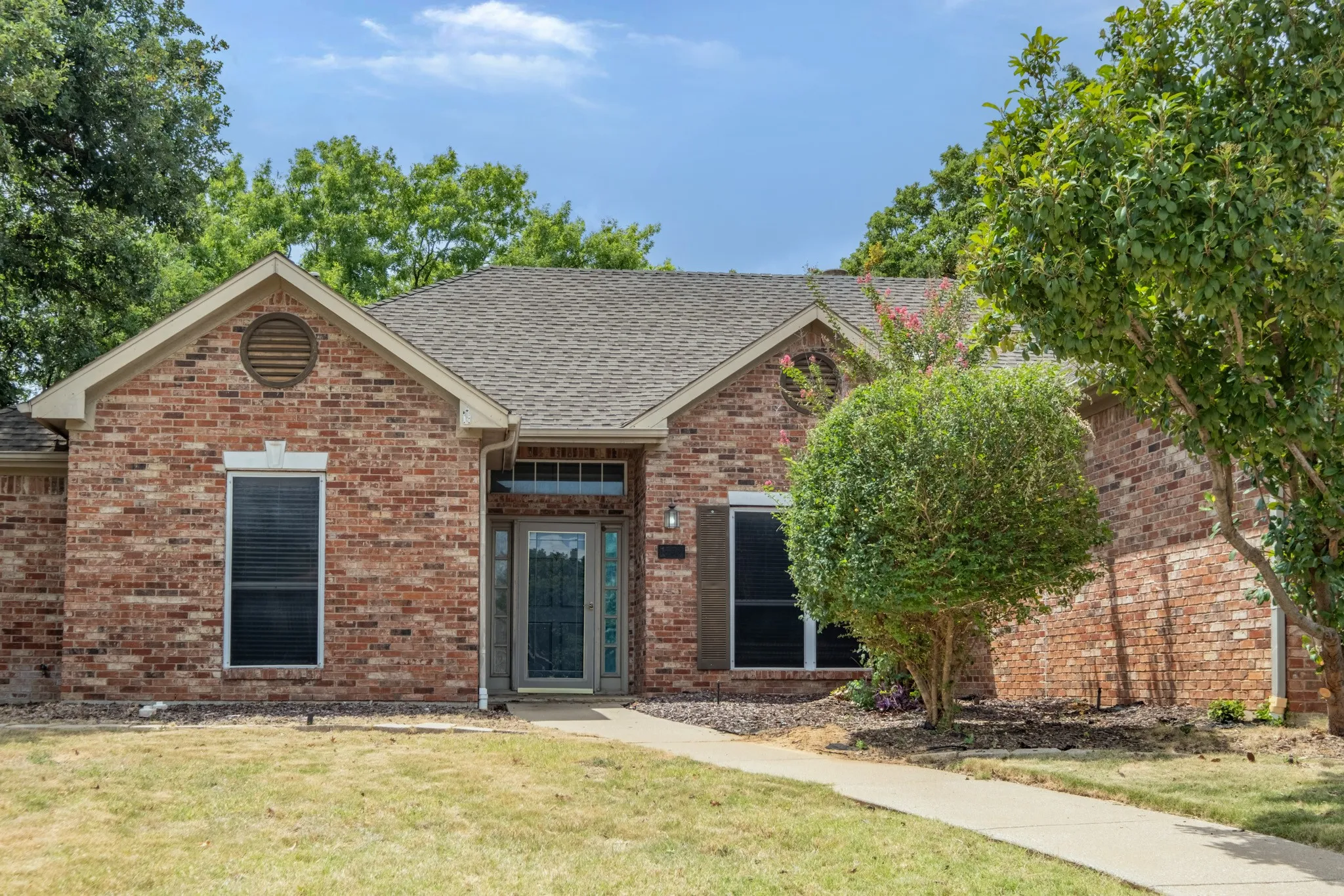 Single Family Residence For Sale in Denton County , 1502 Mission Hills Lane, Corinth, Texas 76210, 3 Bedroom, 3 Bathroom, 2 Garage spaces, 2,222 Sqft, built in 1987, mls#21333609, Real Estate Agent in Corinth, Homes For Sale in Denton county, Homes For Sale in Corinth, Realtor in Corinth Texas, Real Estate Brokerage Independent Realty Texas, Luminita Cordes Realtor