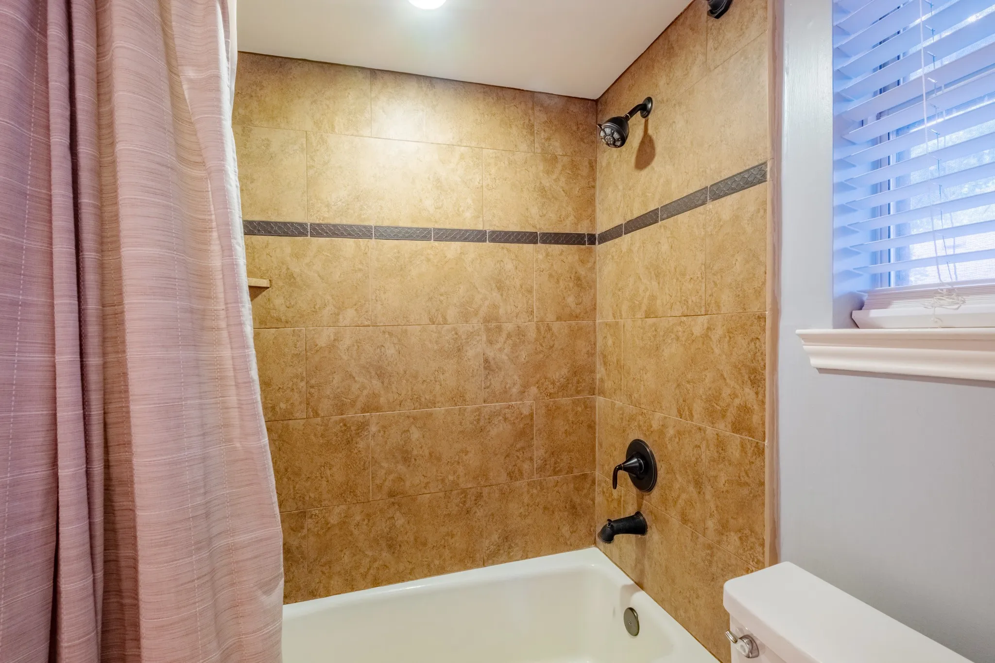 Single Family Residence For Sale in Denton County , 1502 Mission Hills Lane, Corinth, Texas 76210, 3 Bedroom, 3 Bathroom, 2 Garage spaces, 2,222 Sqft, built in 1987, mls#21333609, Real Estate Agent in Corinth, Homes For Sale in Denton county, Homes For Sale in Corinth, Realtor in Corinth Texas, Real Estate Brokerage Independent Realty Texas, Luminita Cordes Realtor