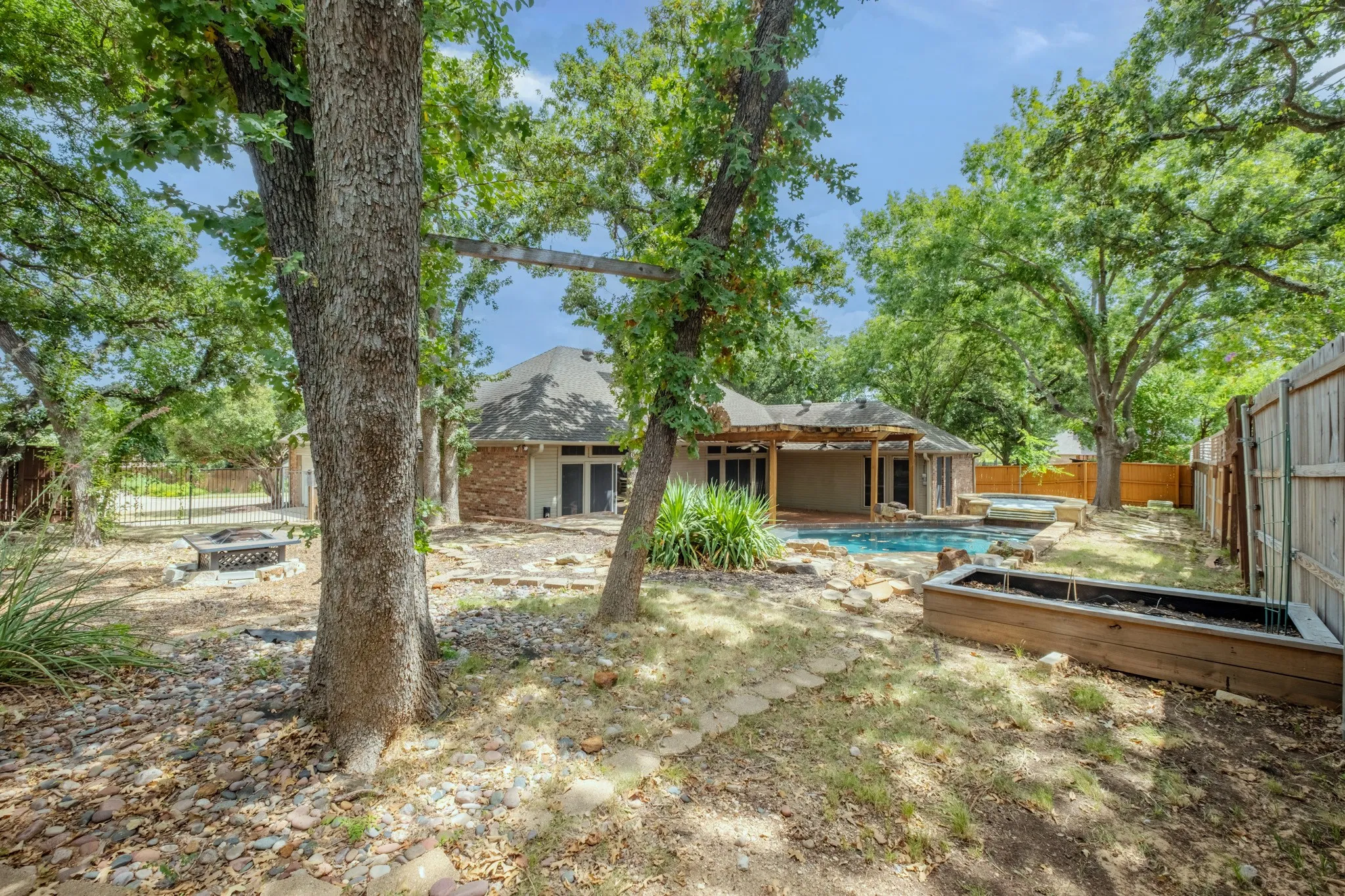Single Family Residence For Sale in Denton County , 1502 Mission Hills Lane, Corinth, Texas 76210, 3 Bedroom, 3 Bathroom, 2 Garage spaces, 2,222 Sqft, built in 1987, mls#21333609, Real Estate Agent in Corinth, Homes For Sale in Denton county, Homes For Sale in Corinth, Realtor in Corinth Texas, Real Estate Brokerage Independent Realty Texas, Luminita Cordes Realtor