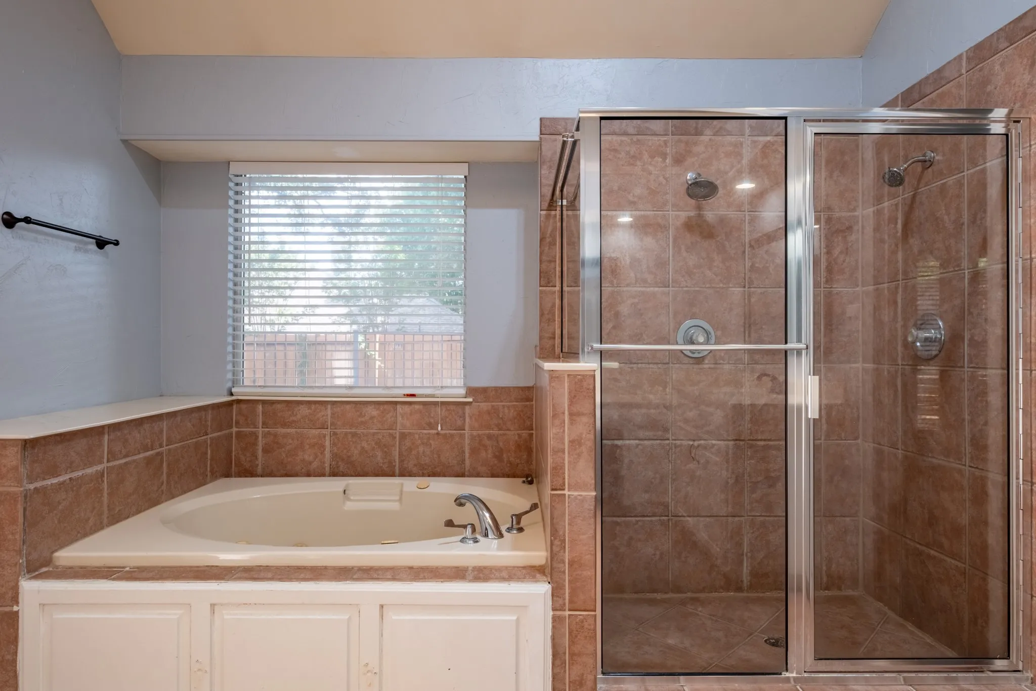 Single Family Residence For Sale in Denton County , 1502 Mission Hills Lane, Corinth, Texas 76210, 3 Bedroom, 3 Bathroom, 2 Garage spaces, 2,222 Sqft, built in 1987, mls#21333609, Real Estate Agent in Corinth, Homes For Sale in Denton county, Homes For Sale in Corinth, Realtor in Corinth Texas, Real Estate Brokerage Independent Realty Texas, Luminita Cordes Realtor
