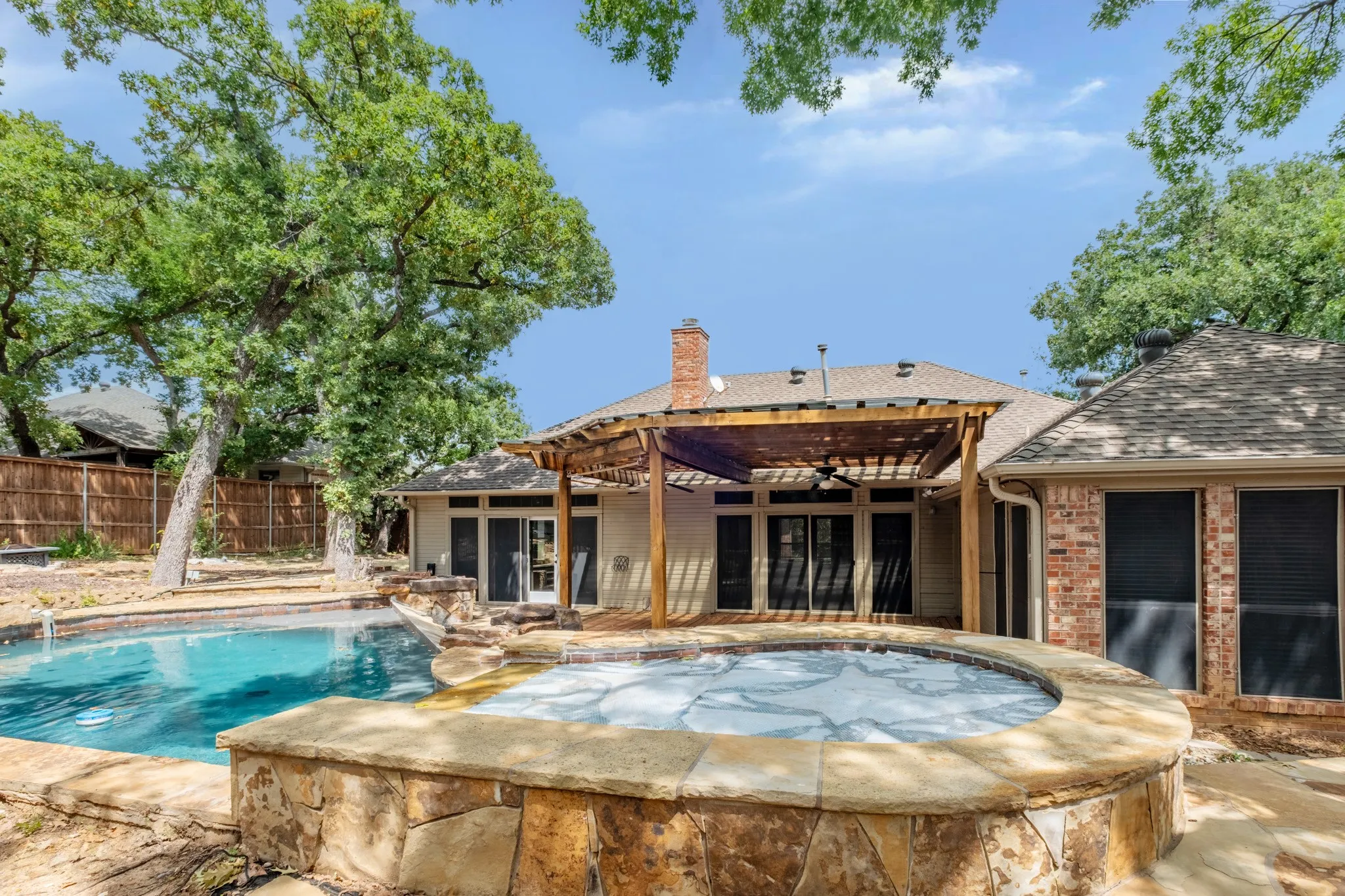 Single Family Residence For Sale in Denton County , 1502 Mission Hills Lane, Corinth, Texas 76210, 3 Bedroom, 3 Bathroom, 2 Garage spaces, 2,222 Sqft, built in 1987, mls#21333609, Real Estate Agent in Corinth, Homes For Sale in Denton county, Homes For Sale in Corinth, Realtor in Corinth Texas, Real Estate Brokerage Independent Realty Texas, Luminita Cordes Realtor