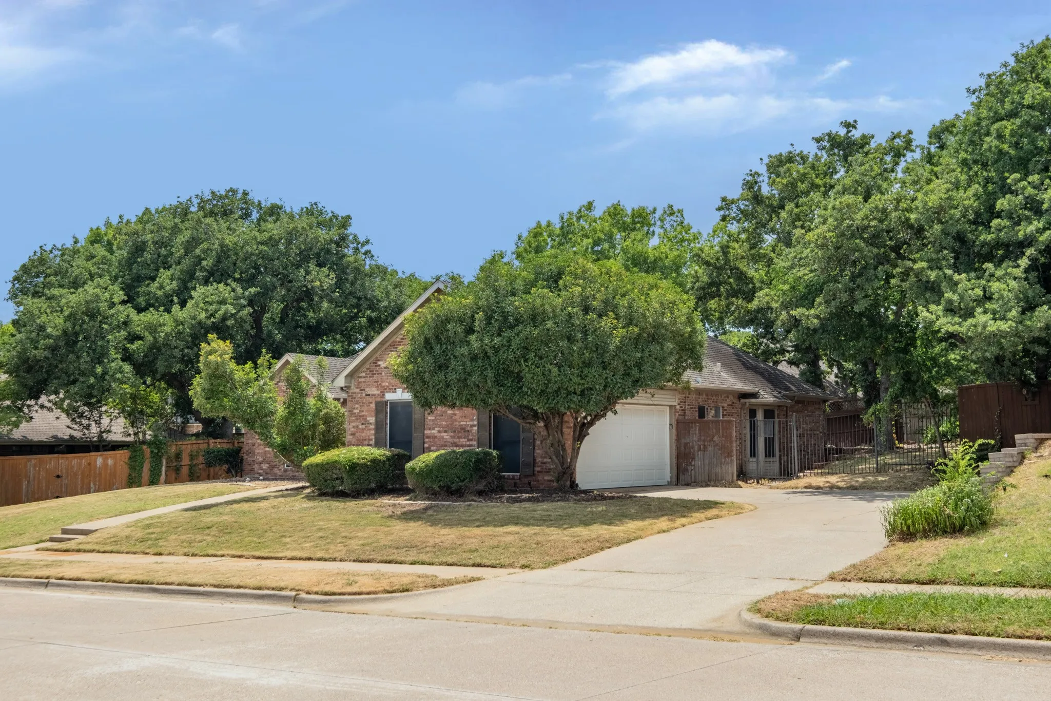 Single Family Residence For Sale in Denton County , 1502 Mission Hills Lane, Corinth, Texas 76210, 3 Bedroom, 3 Bathroom, 2 Garage spaces, 2,222 Sqft, built in 1987, mls#21333609, Real Estate Agent in Corinth, Homes For Sale in Denton county, Homes For Sale in Corinth, Realtor in Corinth Texas, Real Estate Brokerage Independent Realty Texas, Luminita Cordes Realtor