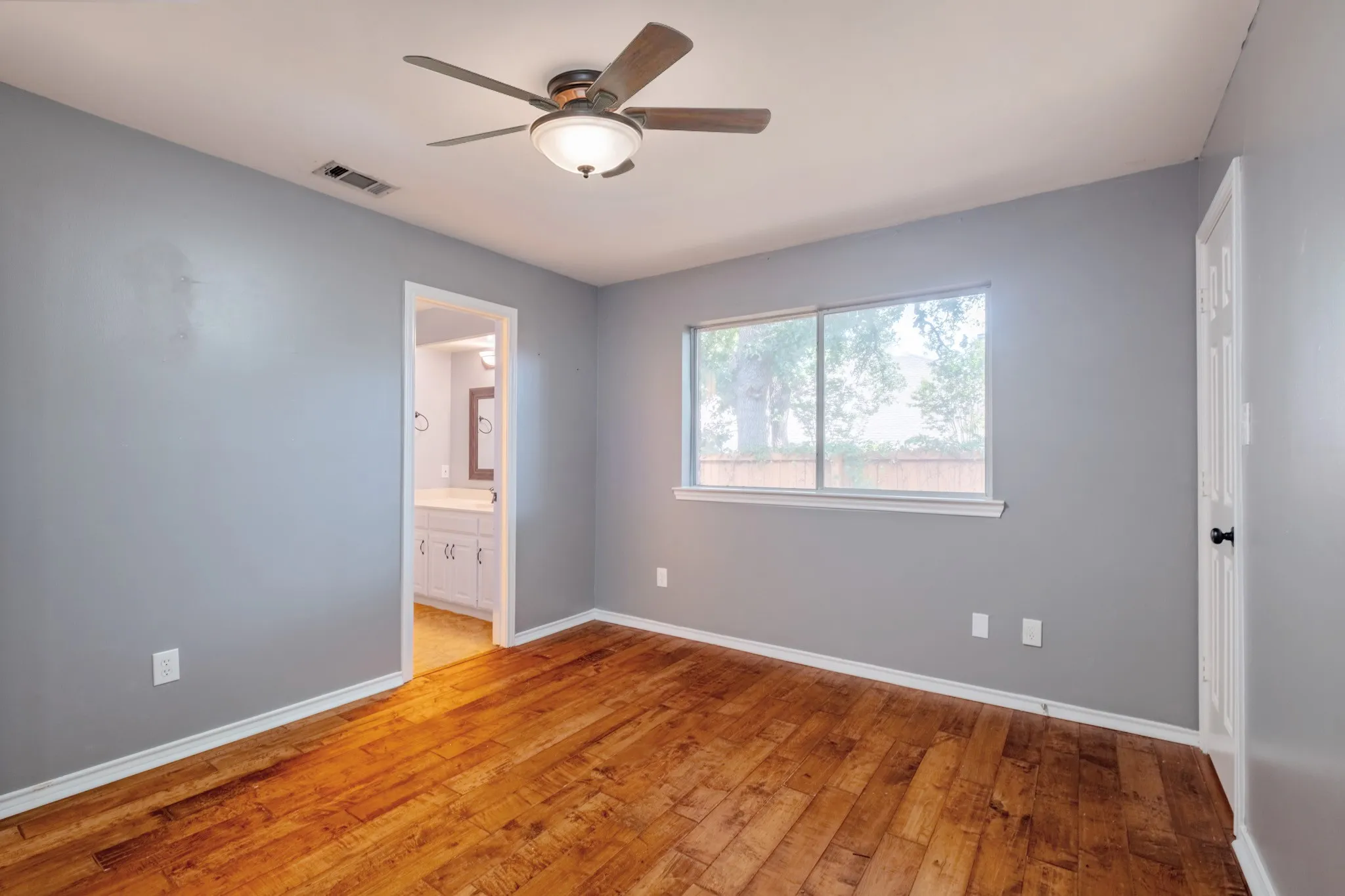 Single Family Residence For Sale in Denton County , 1502 Mission Hills Lane, Corinth, Texas 76210, 3 Bedroom, 3 Bathroom, 2 Garage spaces, 2,222 Sqft, built in 1987, mls#21333609, Real Estate Agent in Corinth, Homes For Sale in Denton county, Homes For Sale in Corinth, Realtor in Corinth Texas, Real Estate Brokerage Independent Realty Texas, Luminita Cordes Realtor