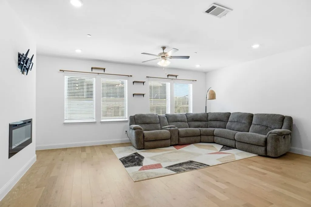 Townhouse For Sale in Dallas County , 7822 Bayside Drive, Rowlett, Texas 75088, 3 Bedroom, 4 Bathroom, 2 Garage spaces, 2,223 Sqft, built in 2022, mls#21333427, Real Estate Agent in Rowlett, Homes For Sale in Dallas county, Homes For Sale in Rowlett, Realtor in Rowlett Texas, Real Estate Brokerage Independent Realty Texas, Luminita Cordes Realtor