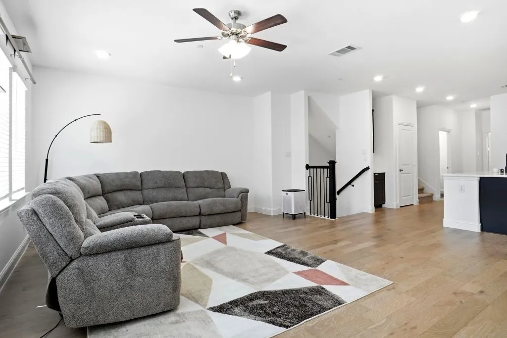 Townhouse For Sale in Dallas County , 7822 Bayside Drive, Rowlett, Texas 75088, 3 Bedroom, 4 Bathroom, 2 Garage spaces, 2,223 Sqft, built in 2022, mls#21333427, Real Estate Agent in Rowlett, Homes For Sale in Dallas county, Homes For Sale in Rowlett, Realtor in Rowlett Texas, Real Estate Brokerage Independent Realty Texas, Luminita Cordes Realtor