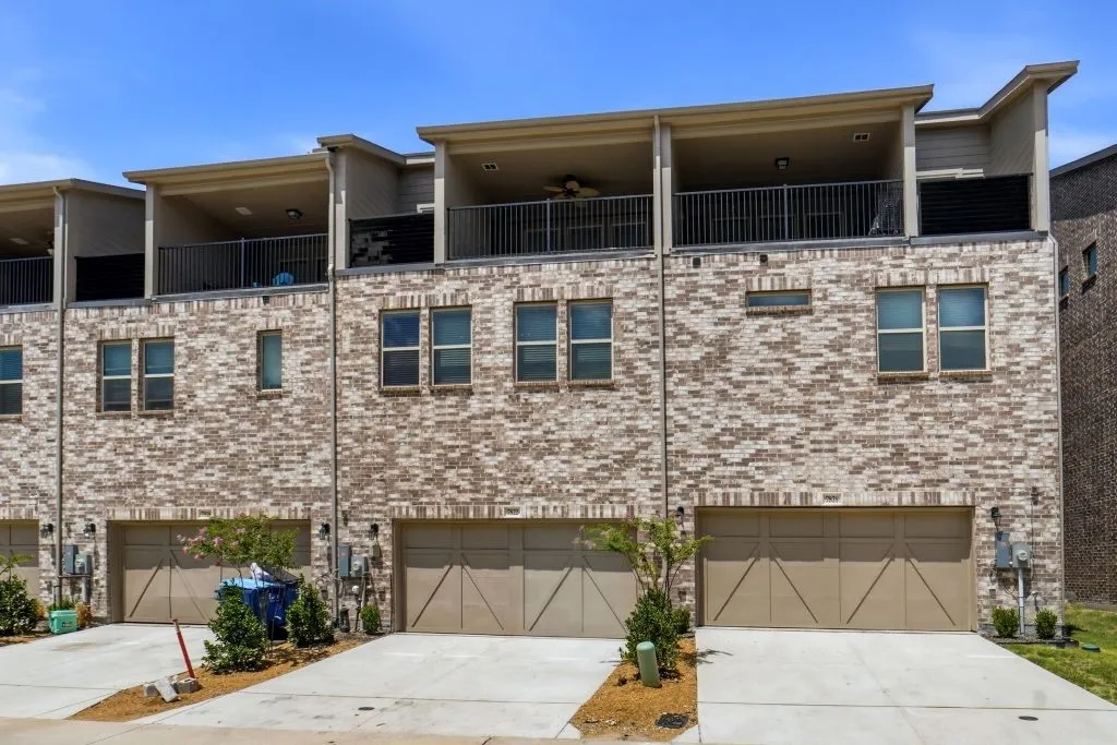 Townhouse For Sale in Dallas County , 7822 Bayside Drive, Rowlett, Texas 75088, 3 Bedroom, 4 Bathroom, 2 Garage spaces, 2,223 Sqft, built in 2022, mls#21333427, Real Estate Agent in Rowlett, Homes For Sale in Dallas county, Homes For Sale in Rowlett, Realtor in Rowlett Texas, Real Estate Brokerage Independent Realty Texas, Luminita Cordes Realtor
